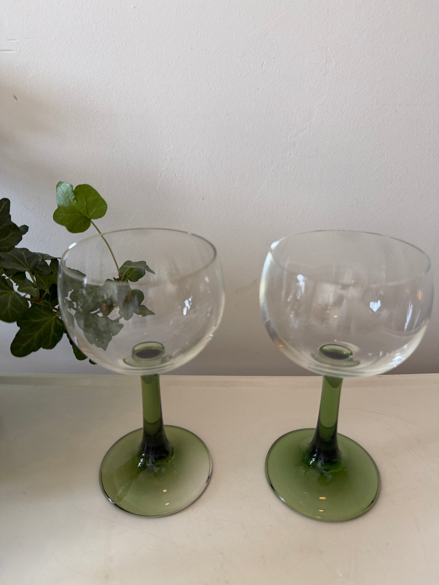 Set van 2 jaren 70 wijnglazen op groene voet
