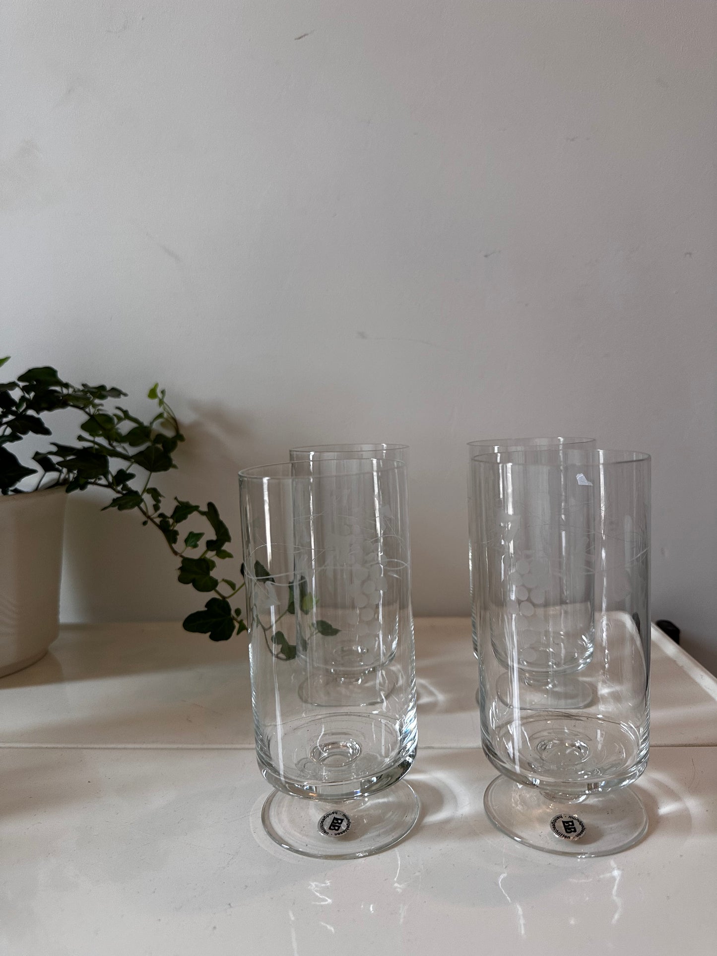 Waterglazen gemerkt BB op voet vintage