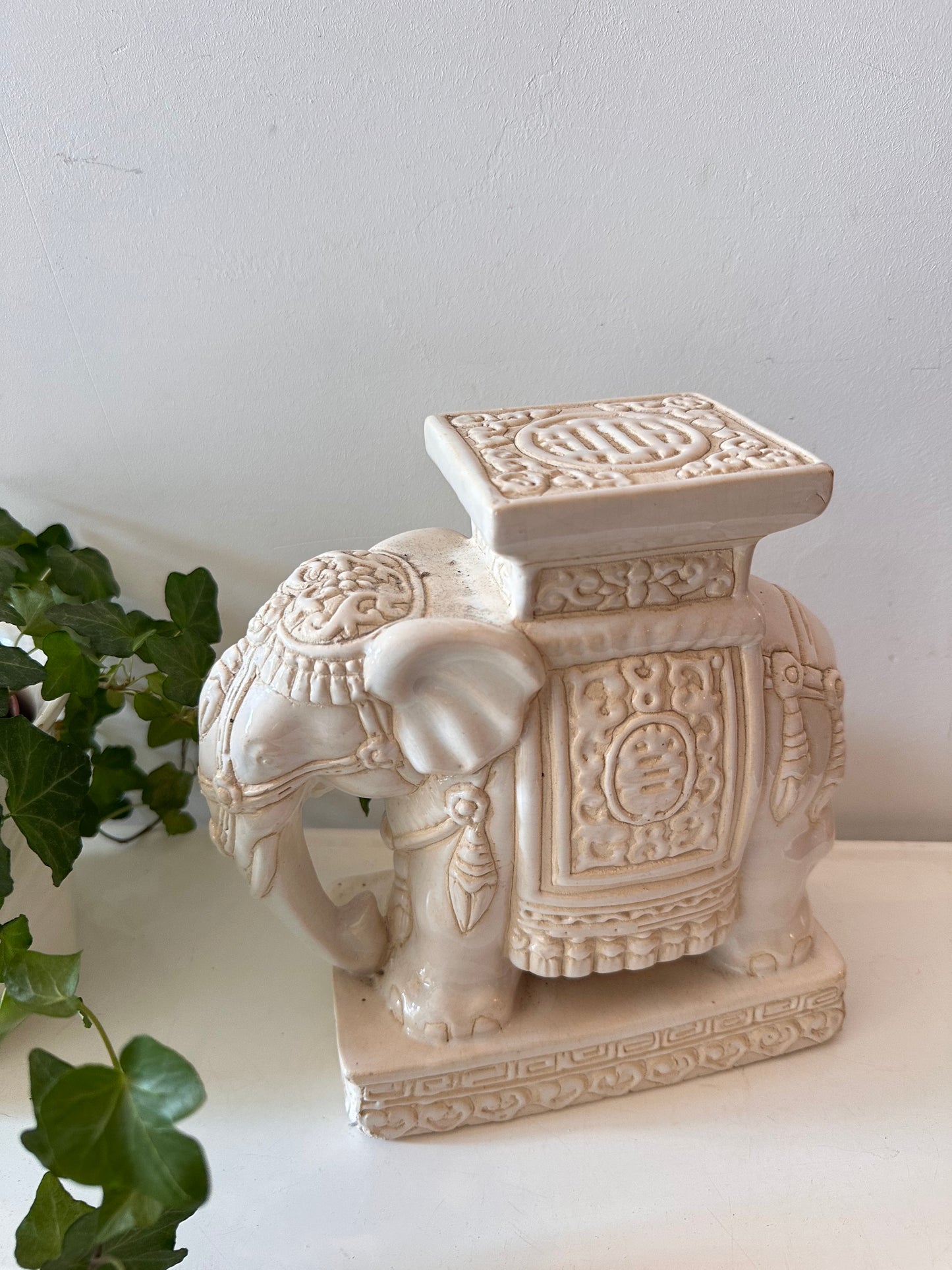 Klein keramieken plantentafeltje olifant