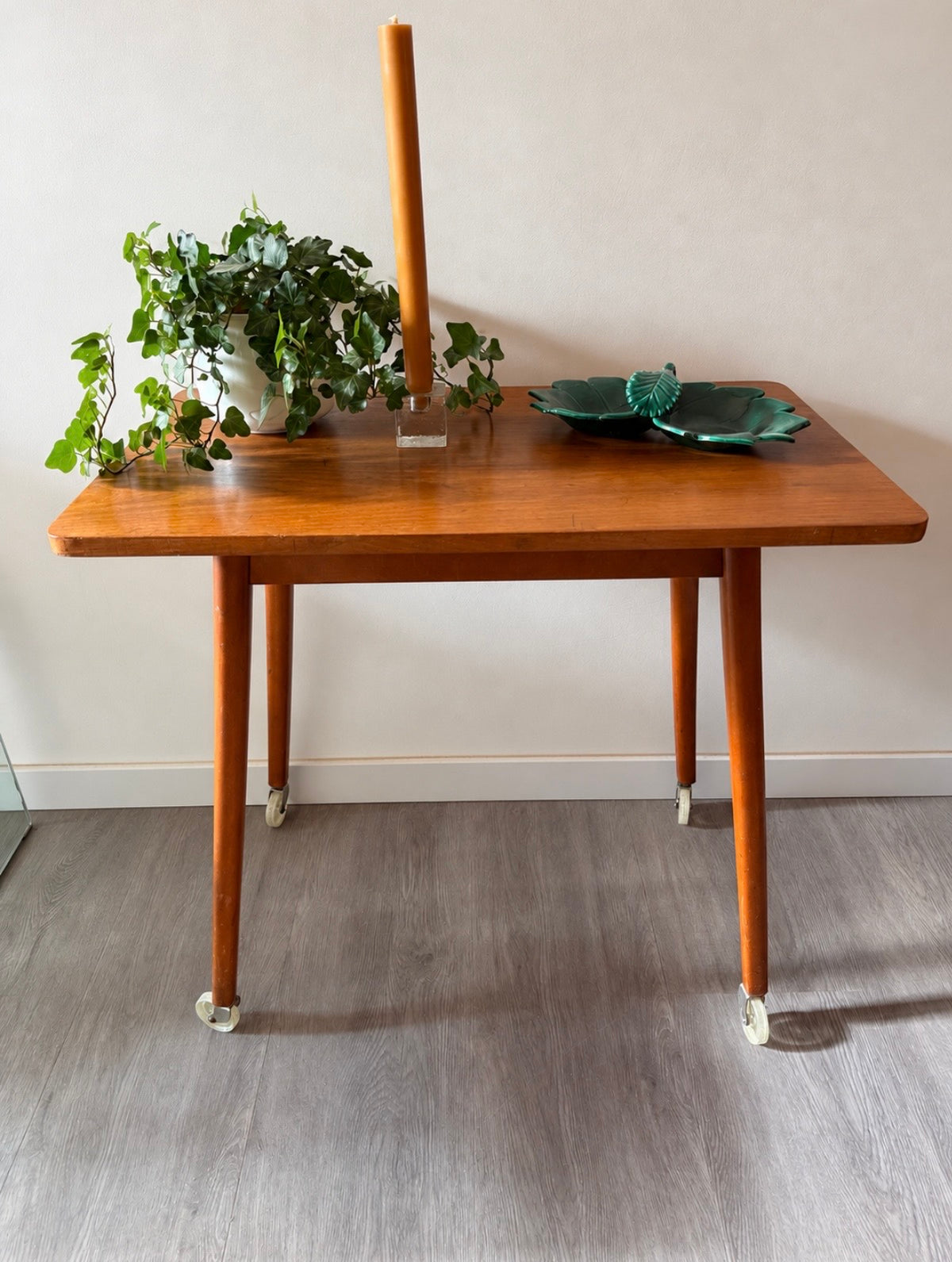 Mid Century tafeltje op wieltjes