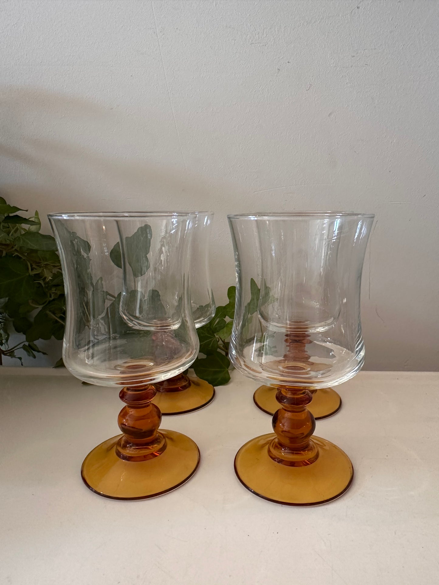 Set van 4 wijnglazen jaren 70 amberkleurige voet