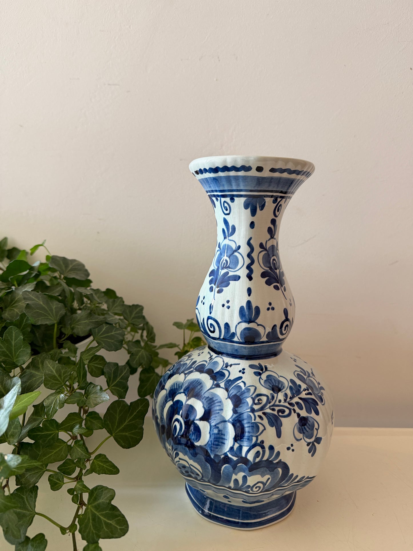 Handbeschilderde delfts blauwe vaas