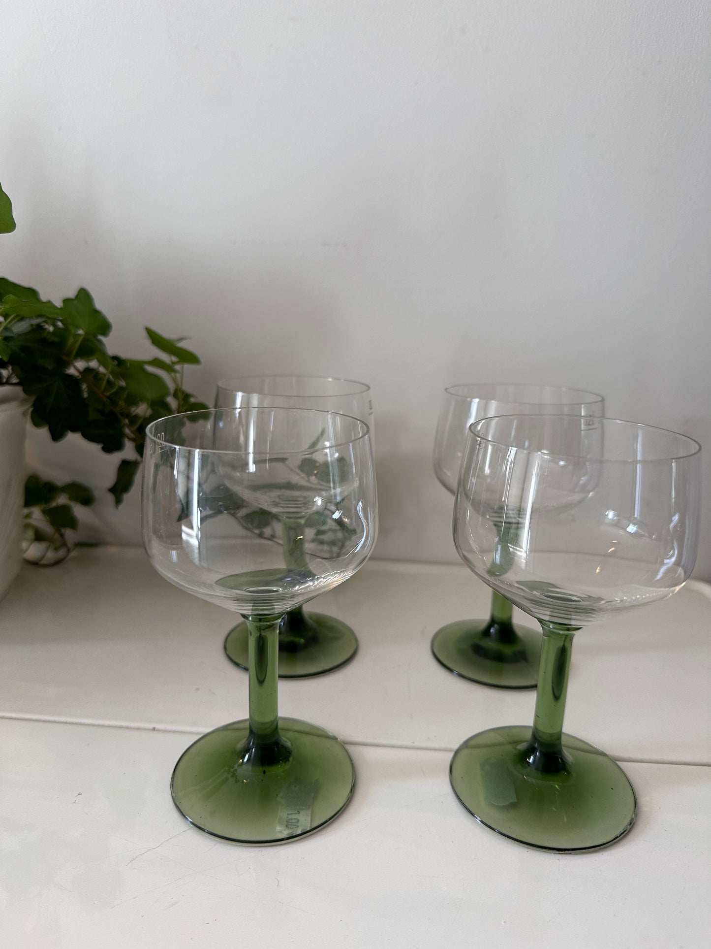 Set van 4 vintage wijnglazen op groene voet