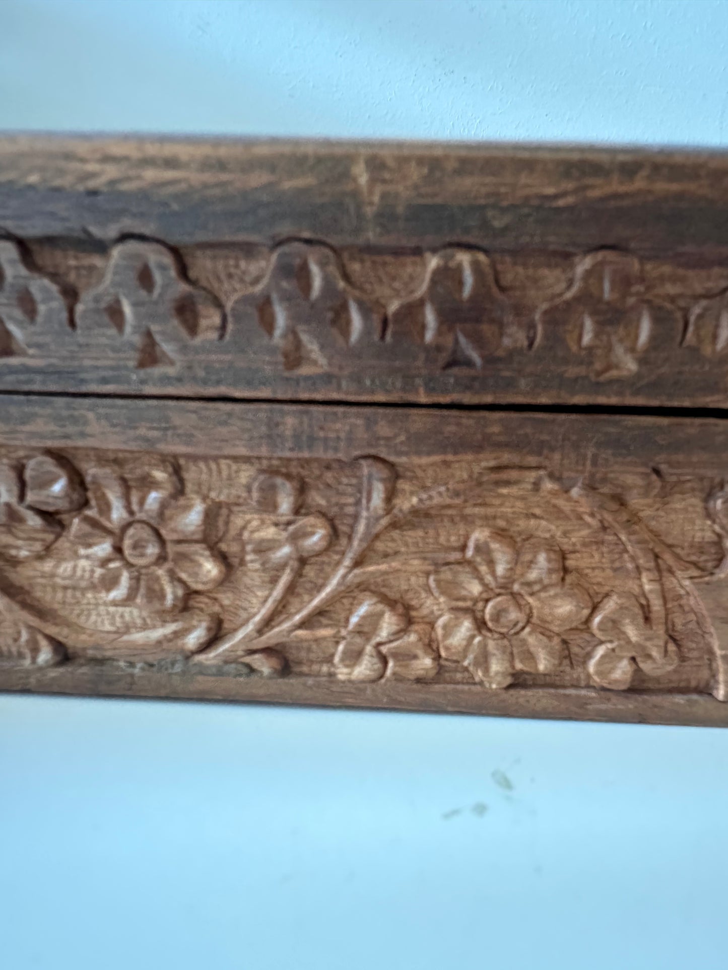 Houten bewaardoos met messing koper inleg
