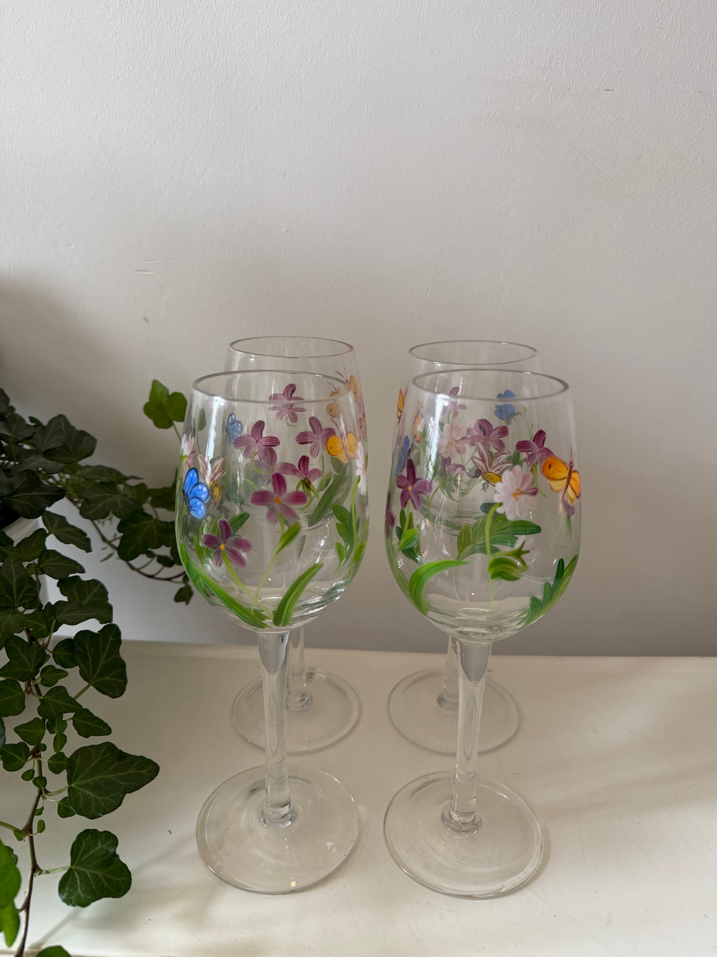 Set van 4 handbeschilderde wijnglazen