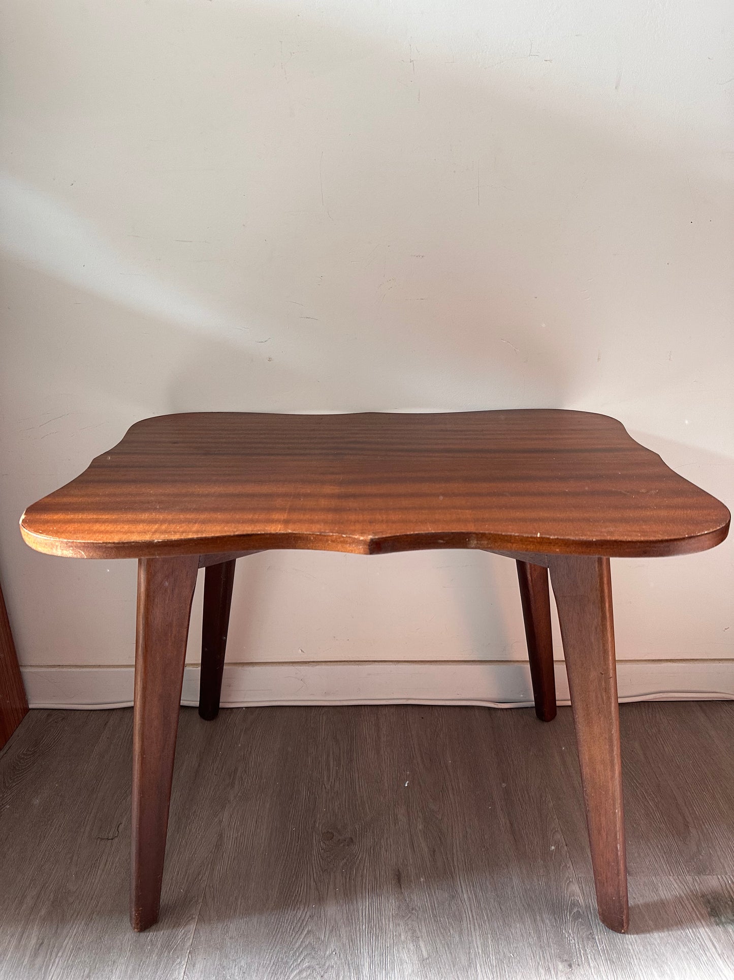 Mid Century tafeltje met golvend blad