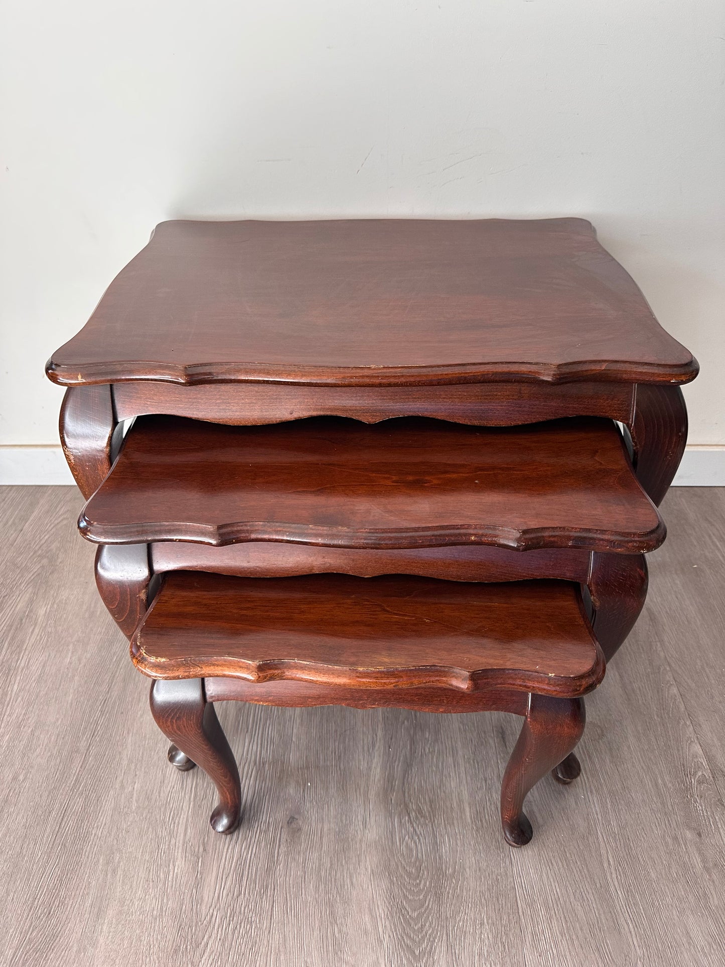 Nesting tables queen Ann stijl