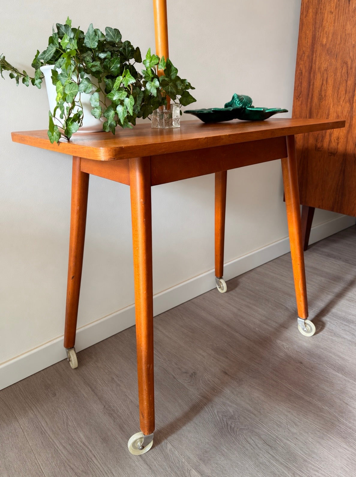 Mid Century tafeltje op wieltjes
