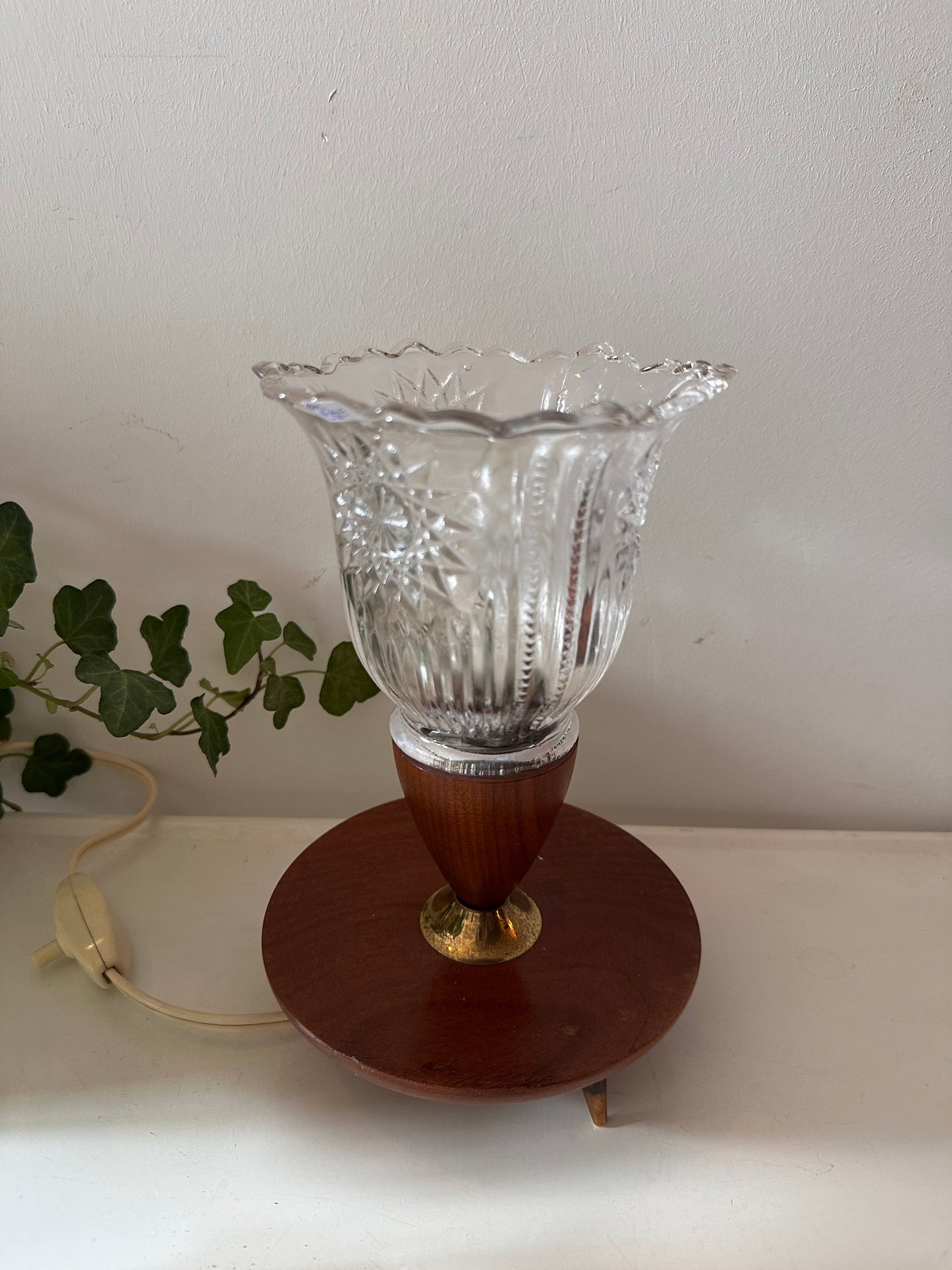 Tafellampje van hout en glas