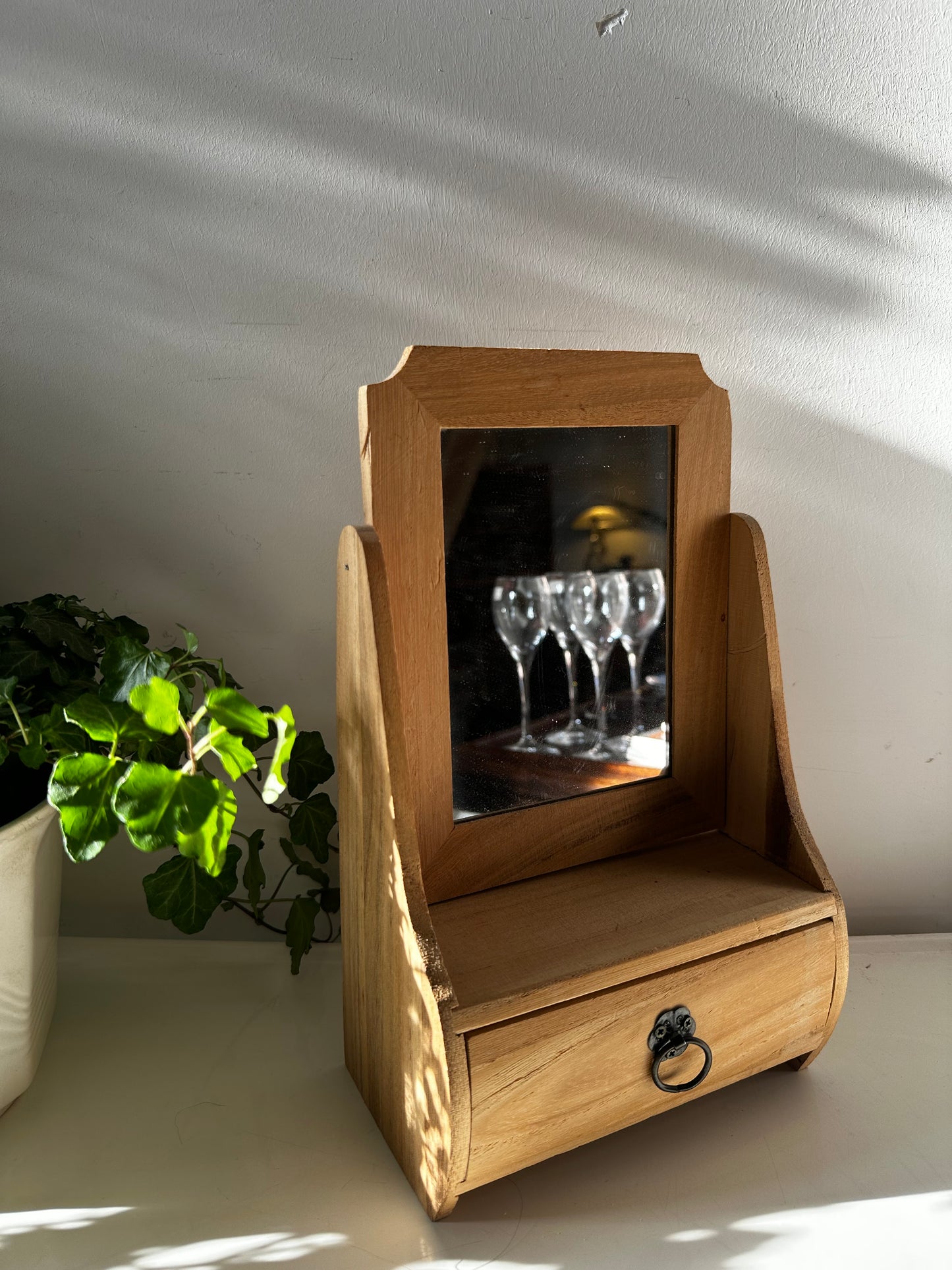 Houten tafelspiegeltje met lade