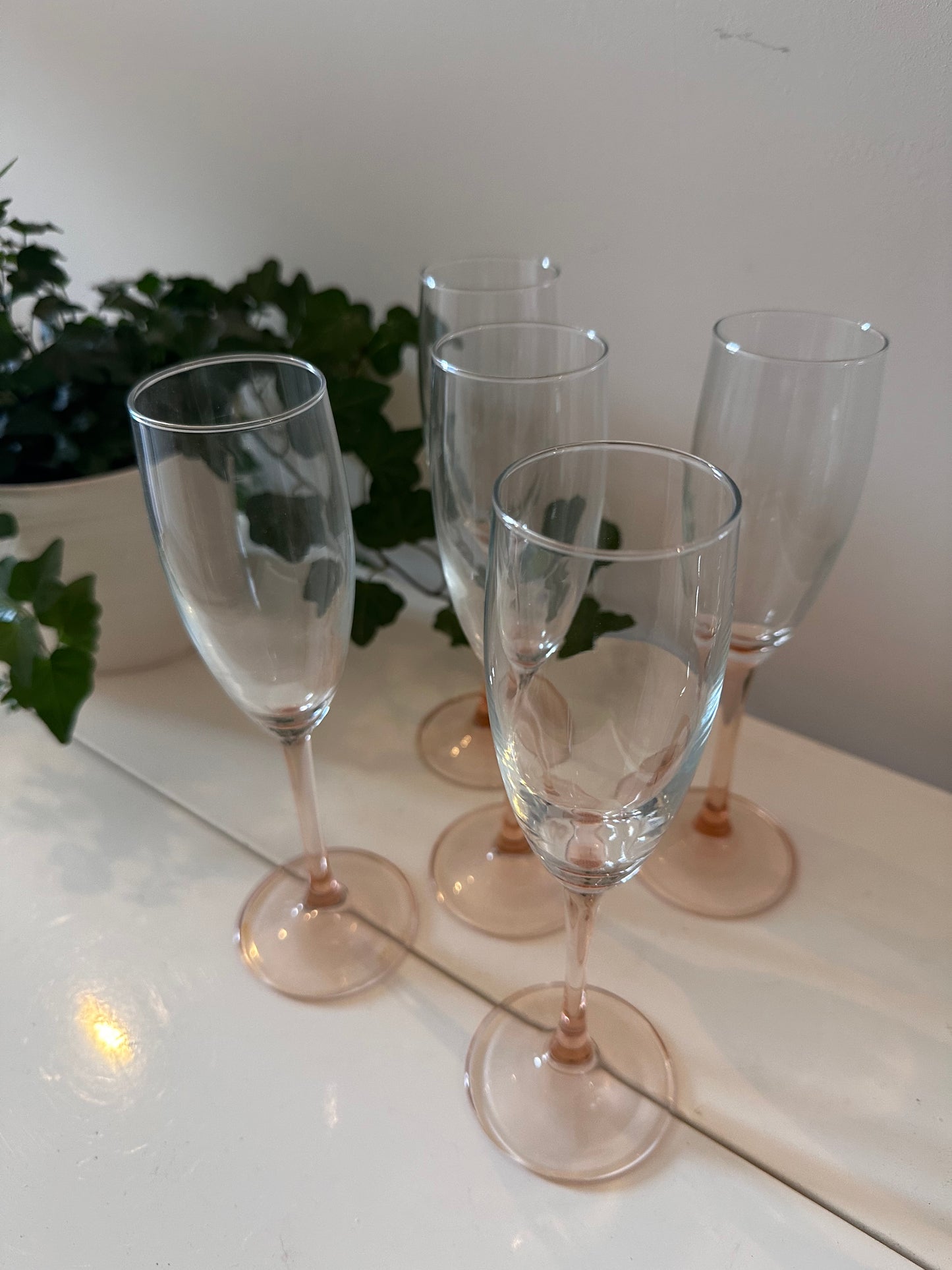 Champagneglazen met pastel oranje voet