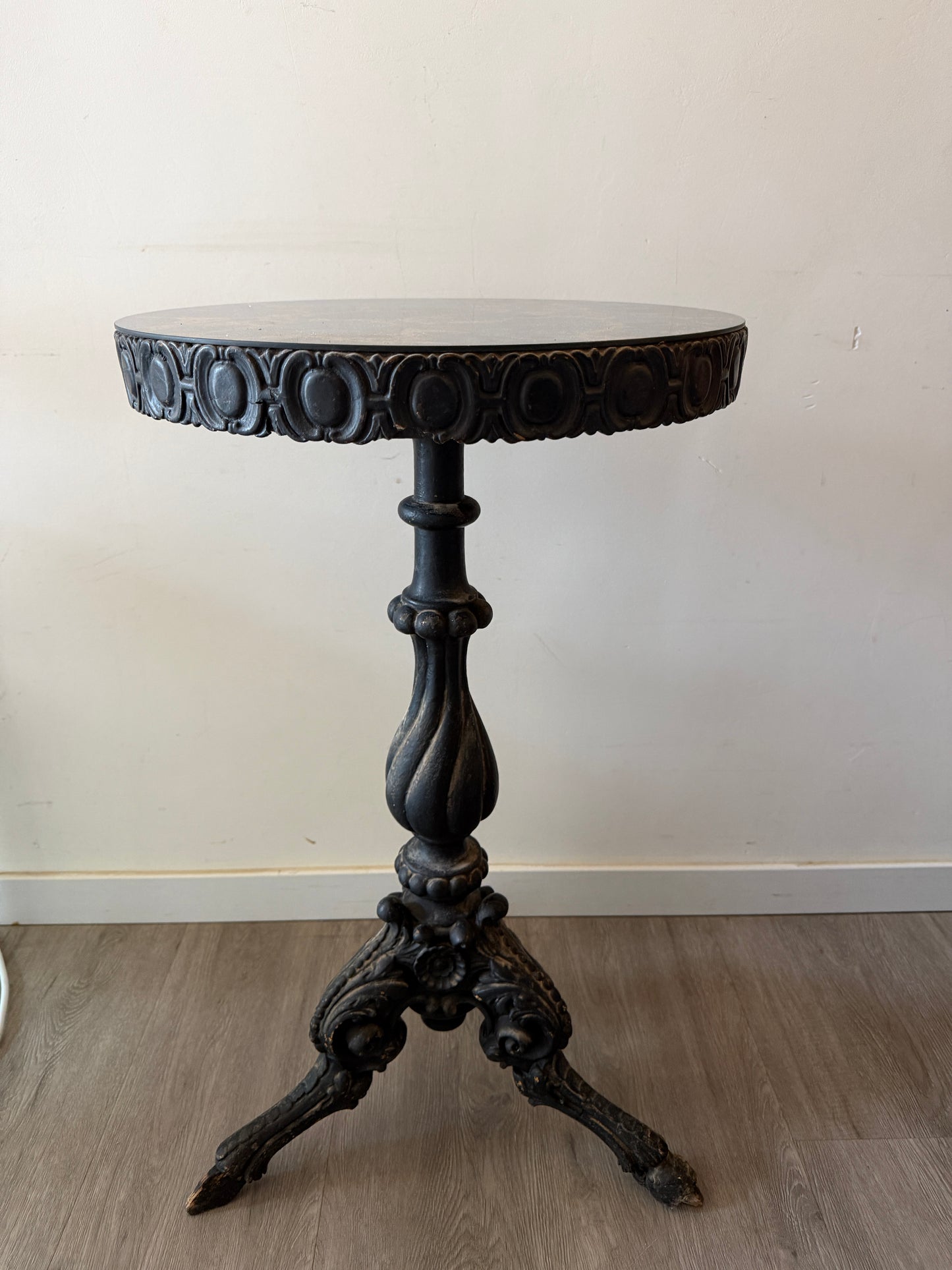 Zwart houten bijzettafeltje