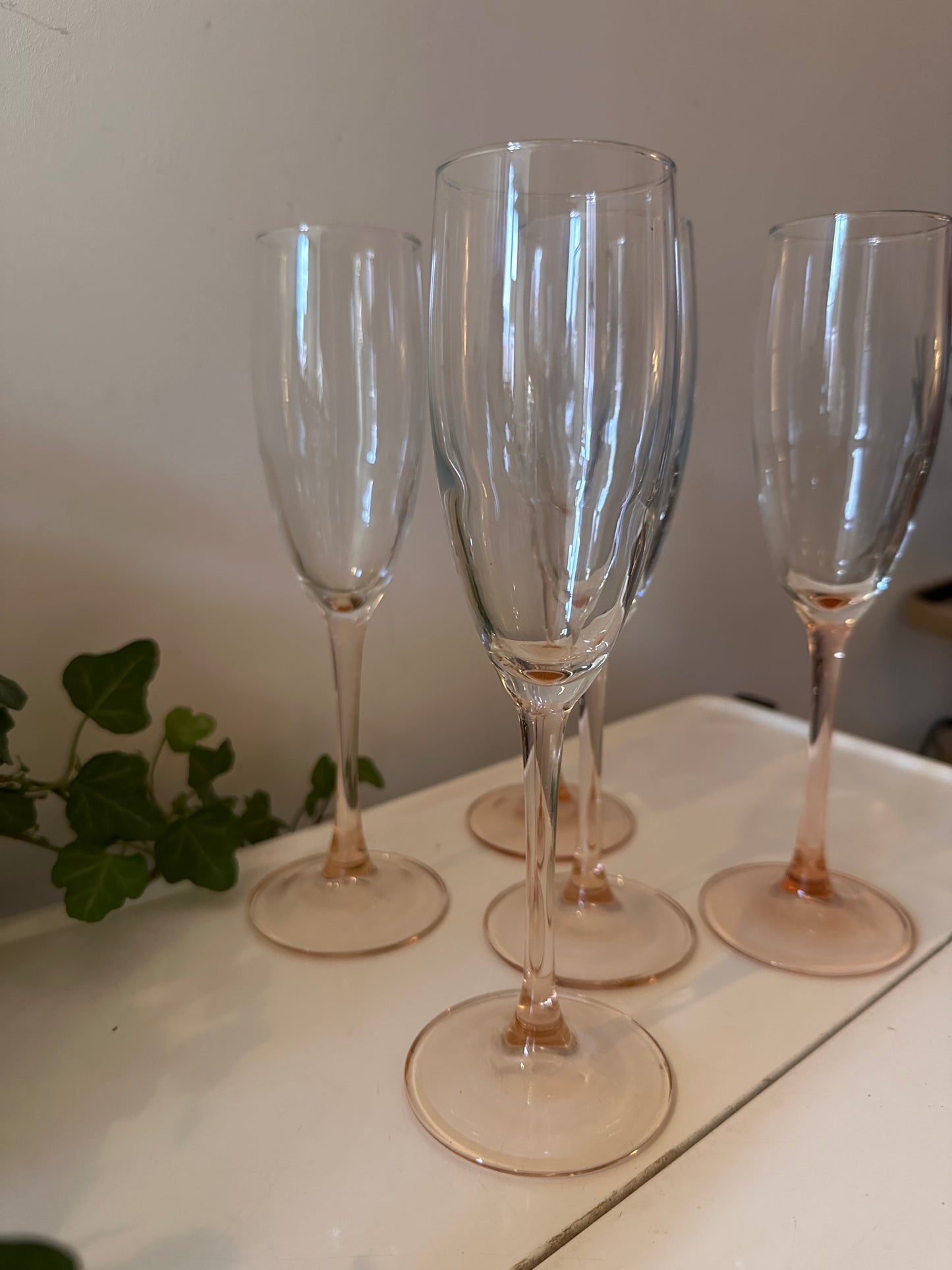 Set van 5 flutes champagne met roze/oranje voet