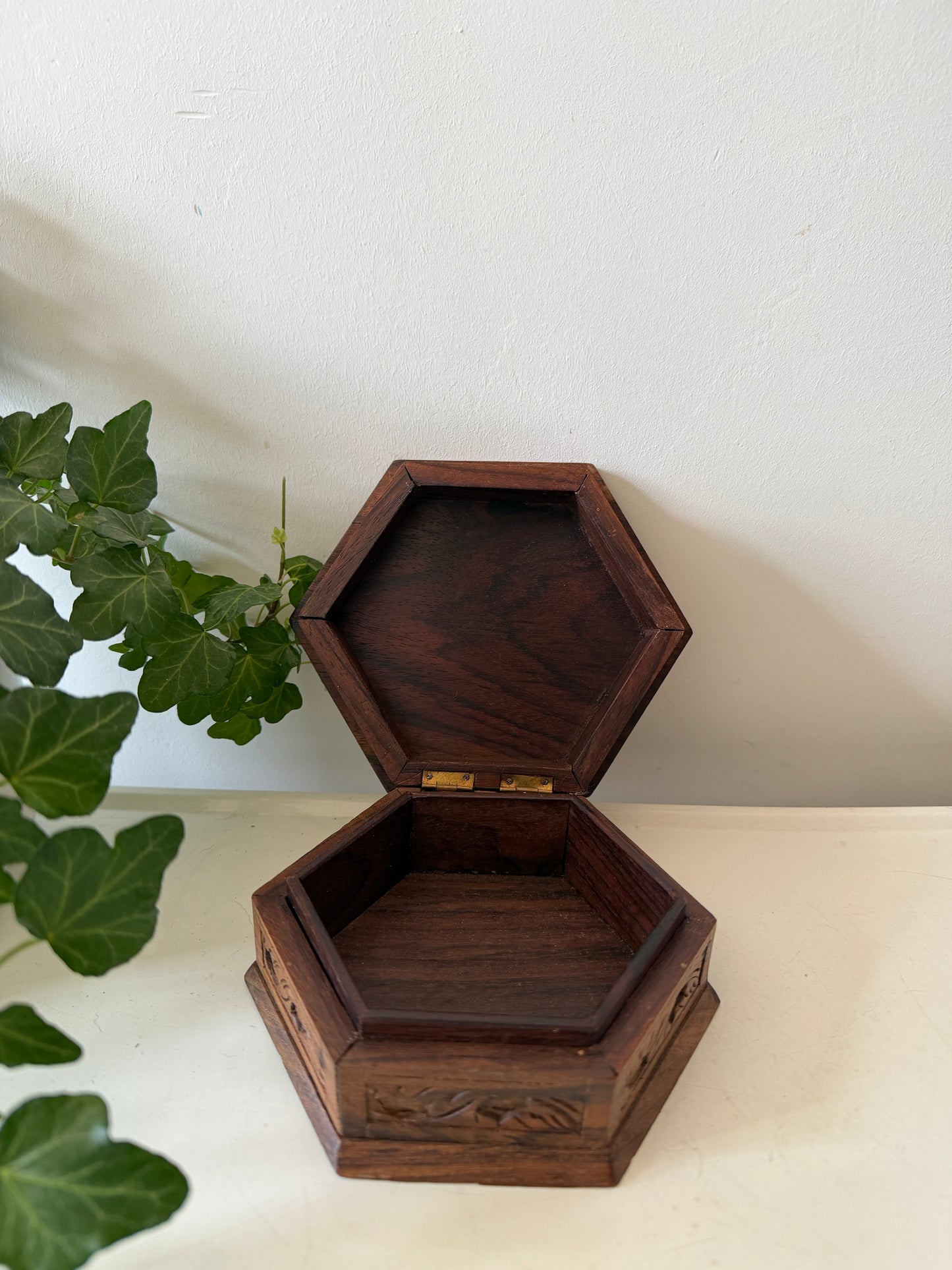 Zeskantig houten bewaardoosje