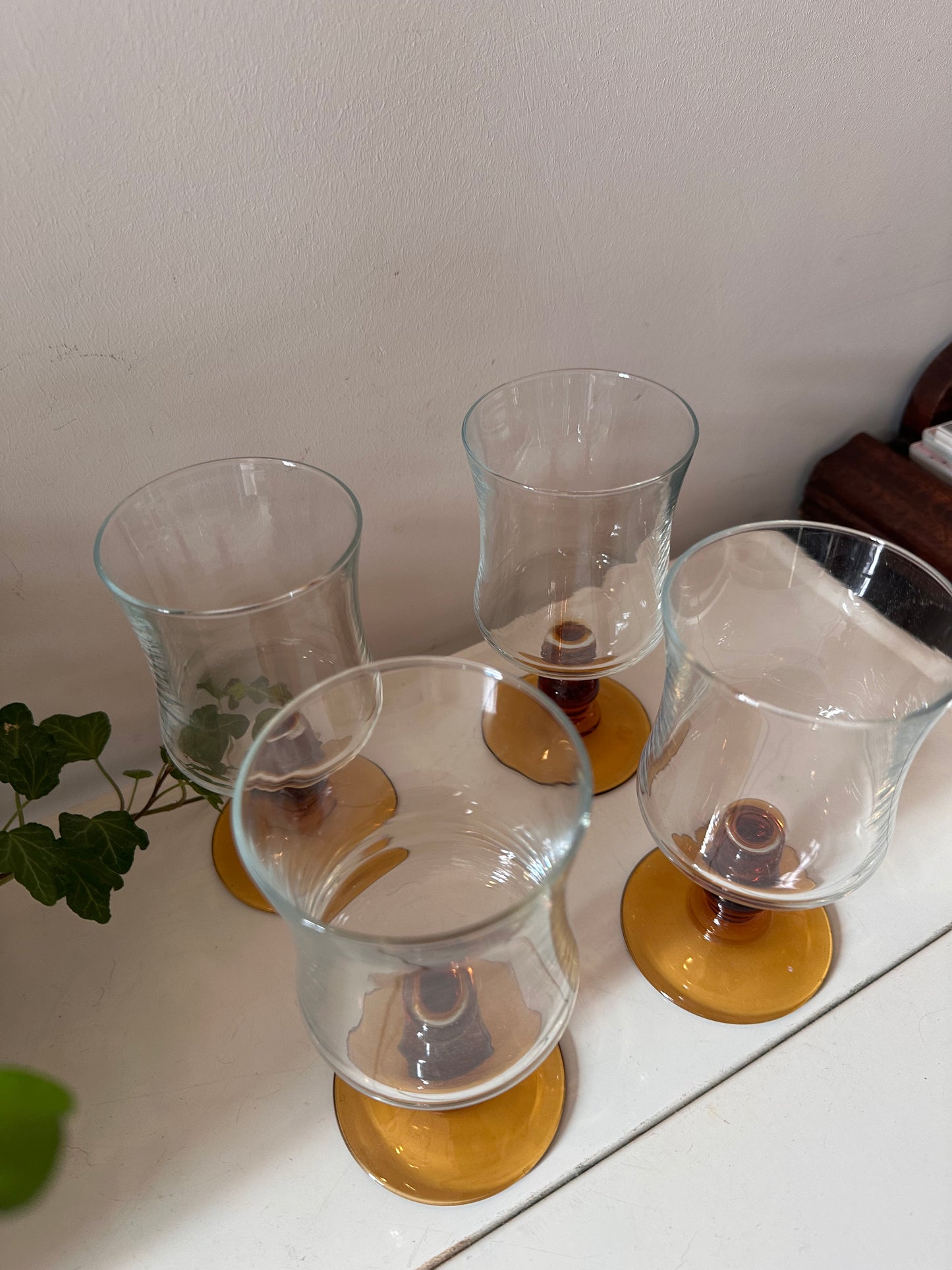 Set van 4 wijnglazen met amberkleurige voet