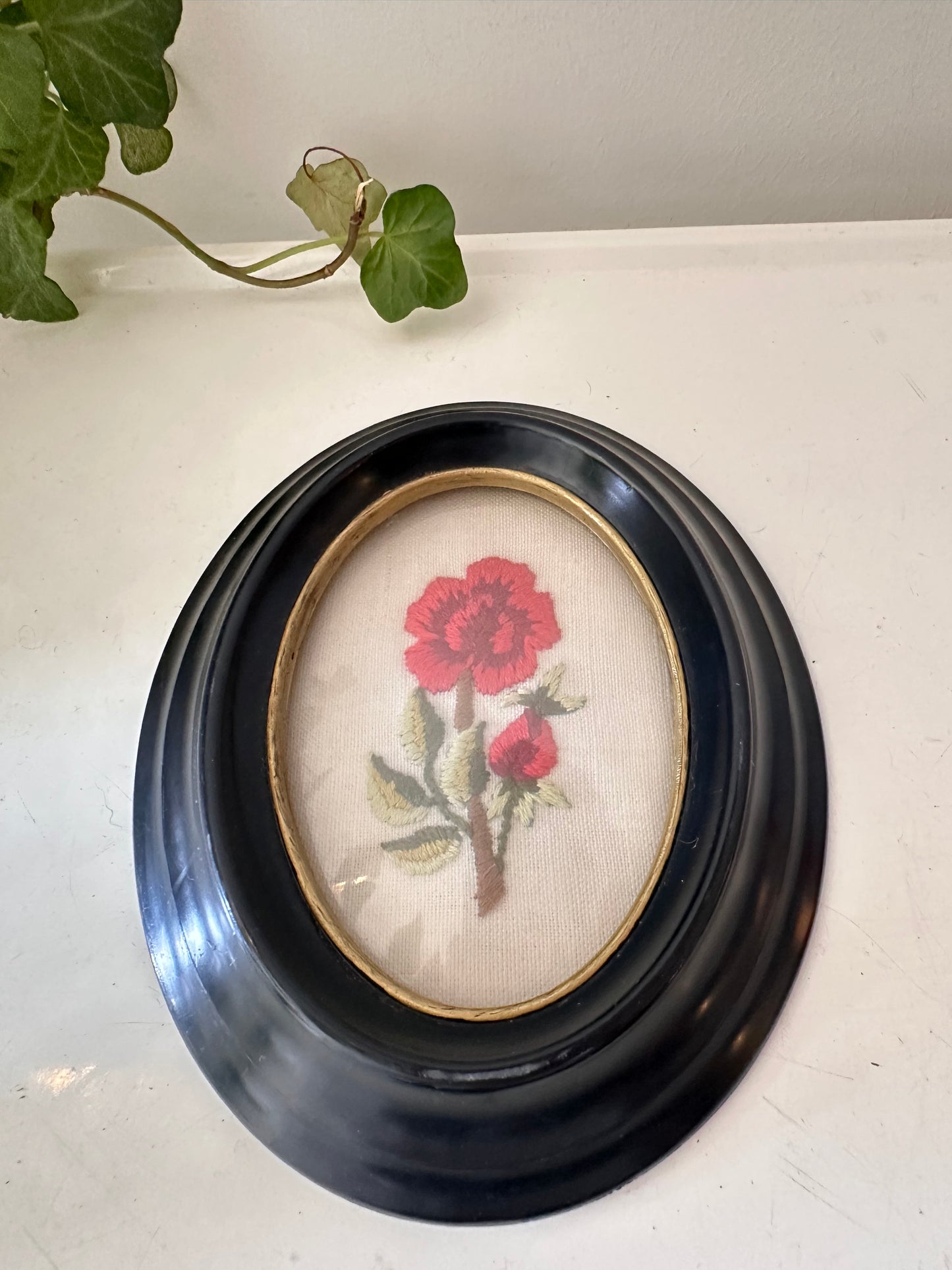 Mini borduurwerkje in ovaal lijstje