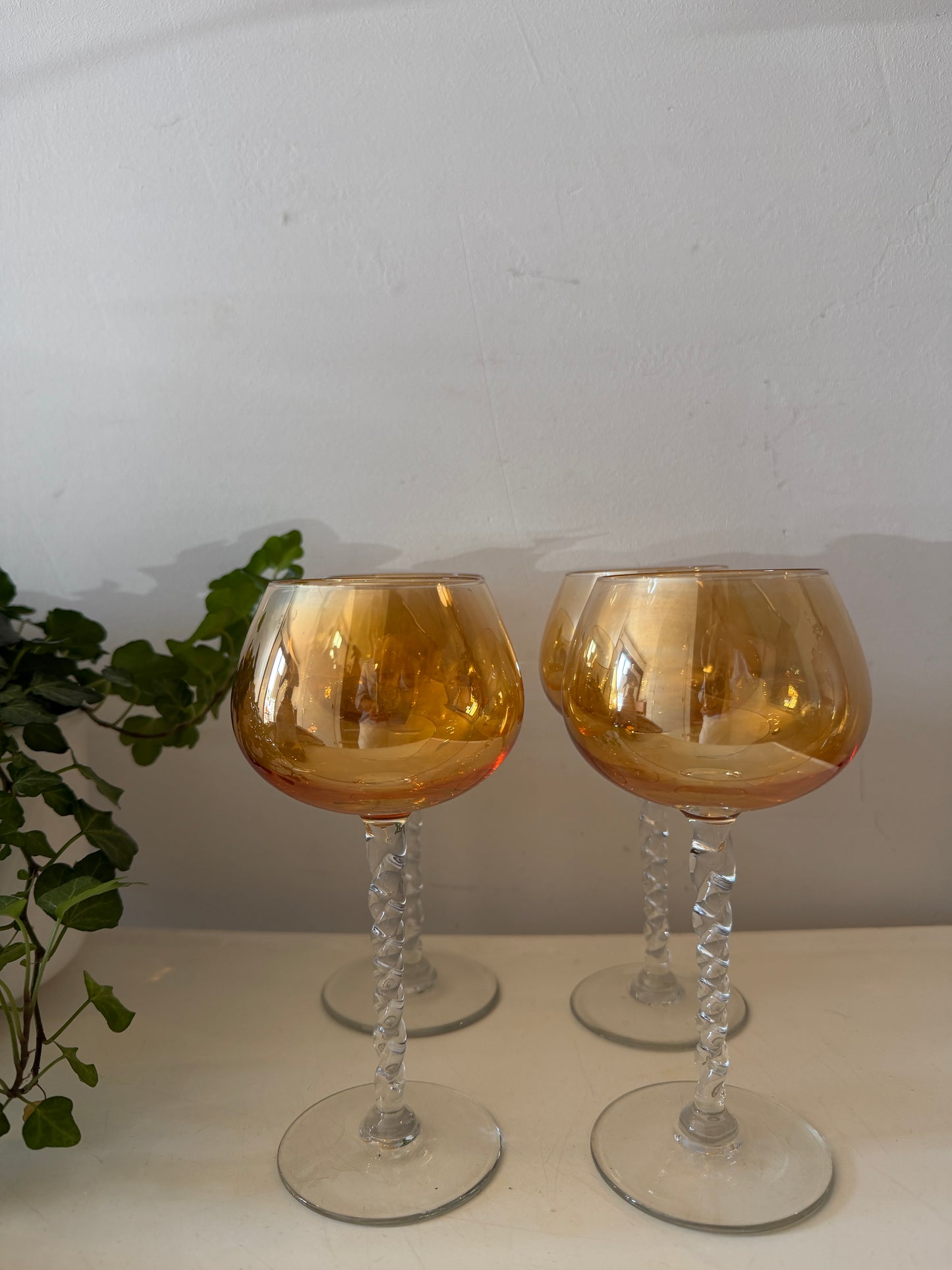 Jaren 30/50 amberkleurige wijnglazen