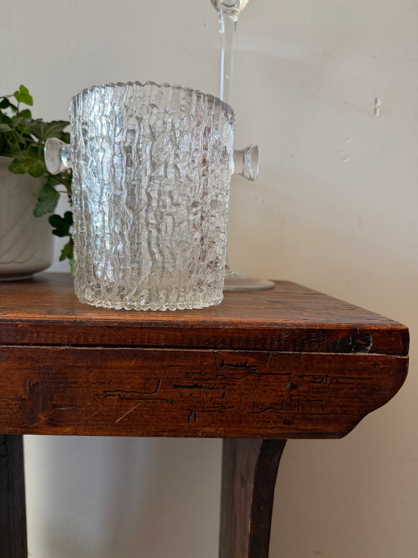 Vintage houten krukje plantentafeltje