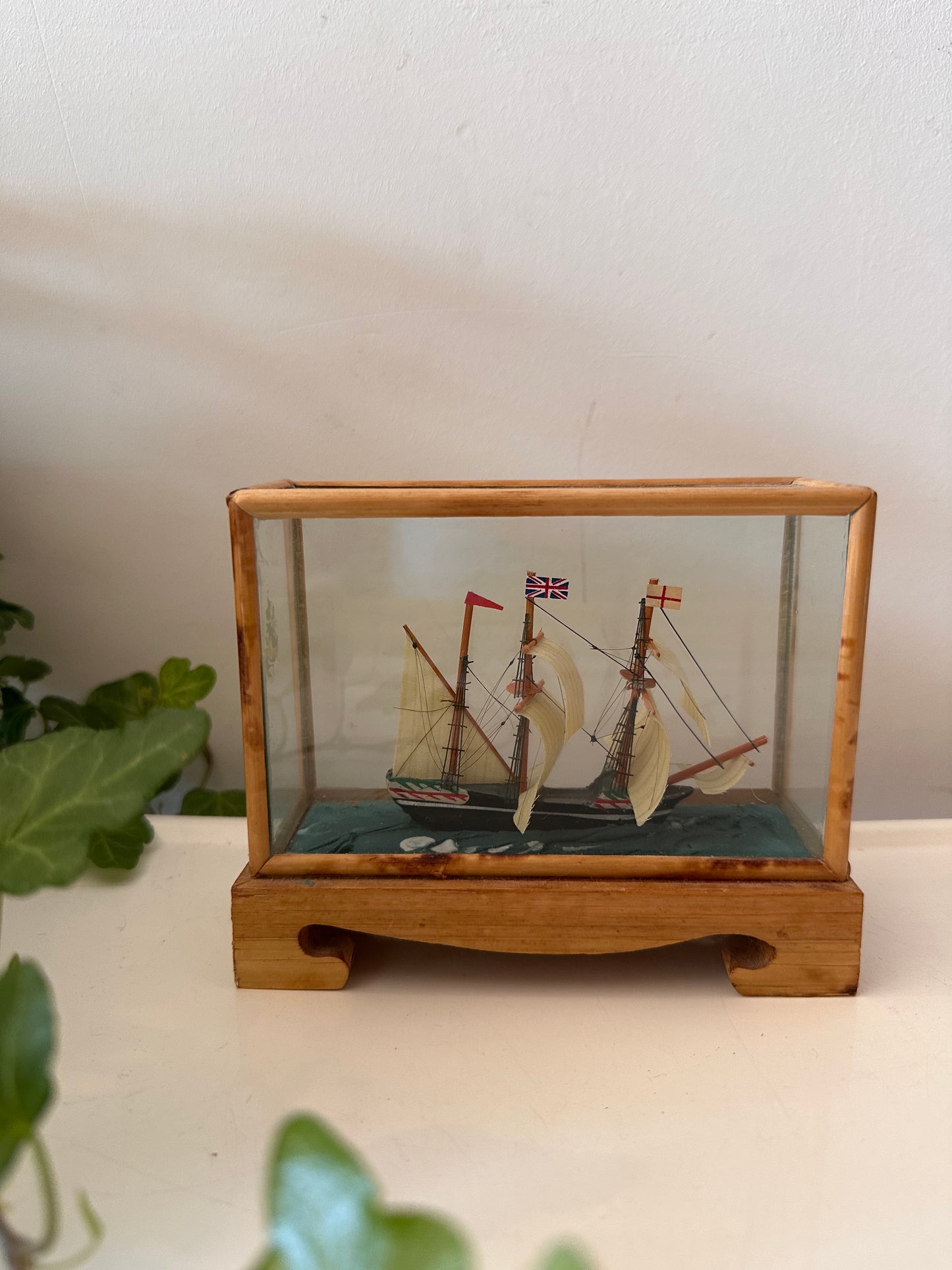 Miniatuur scheepje in glazen vitrine