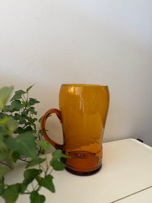 Amberkleurige glazen waterkan