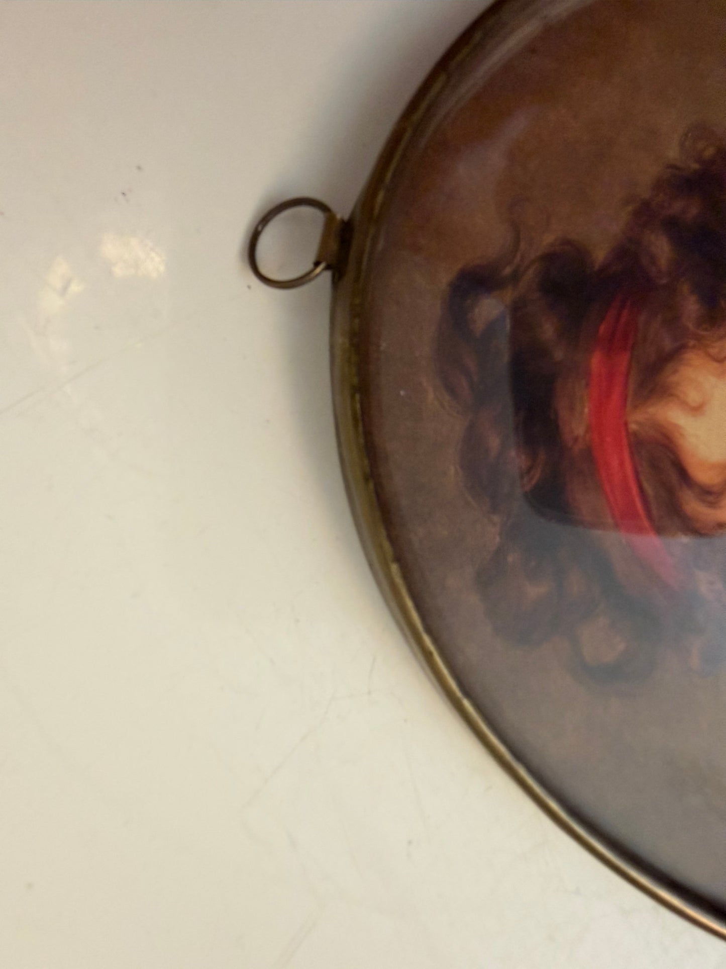 Prent moeder en kind in ovale lijst met bol glas