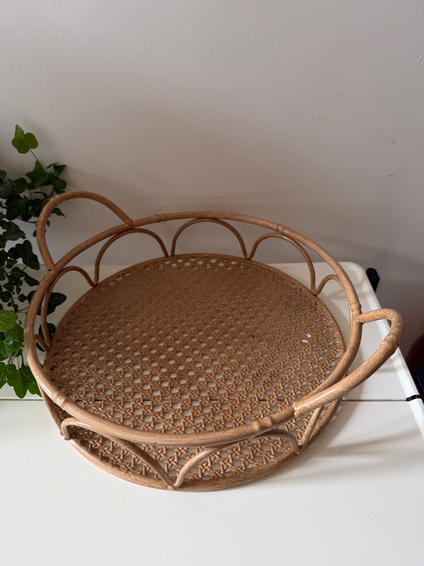 Rond metalen dienblad met rotan look