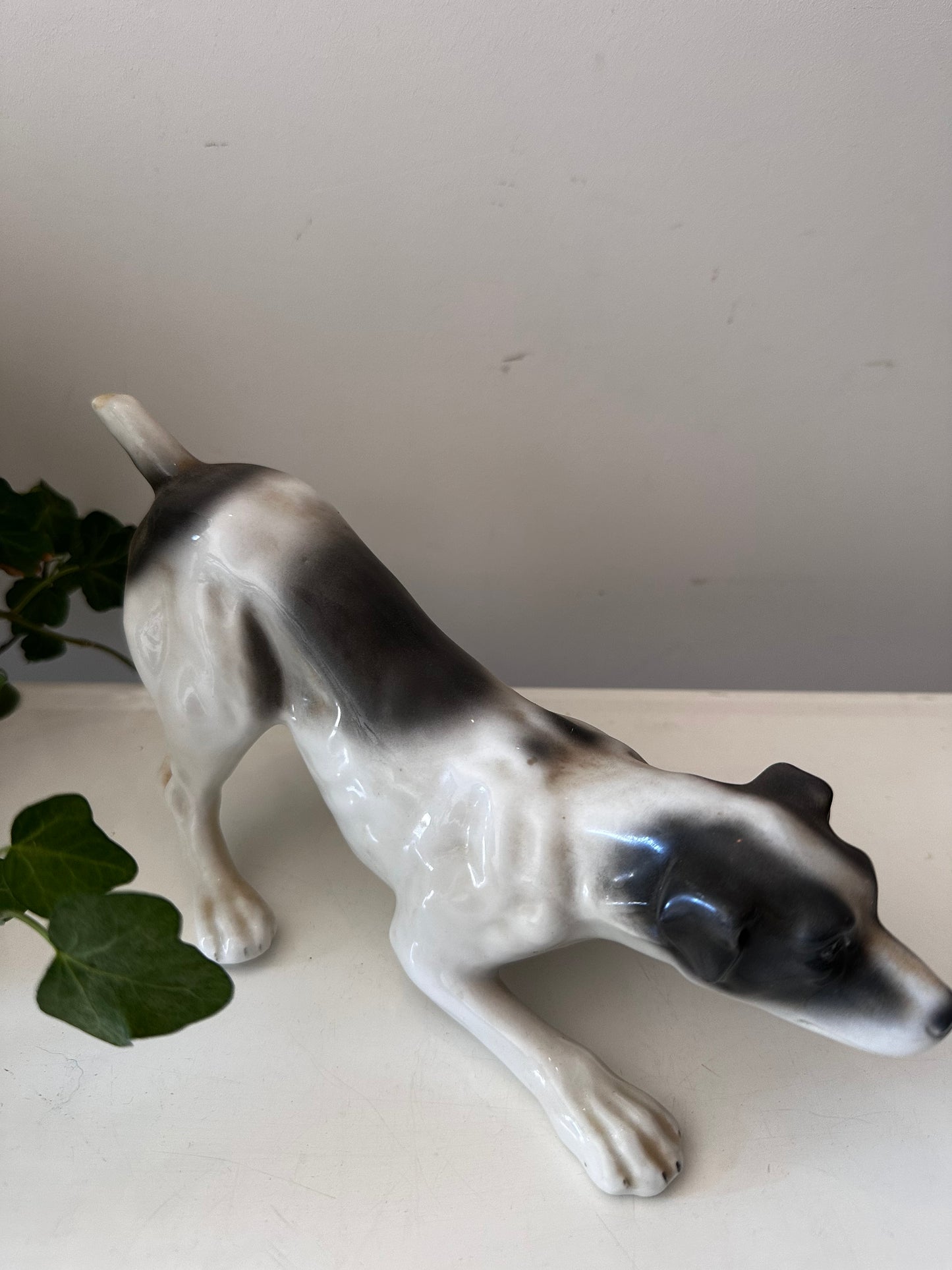 Porseleinen beeldje jachthond