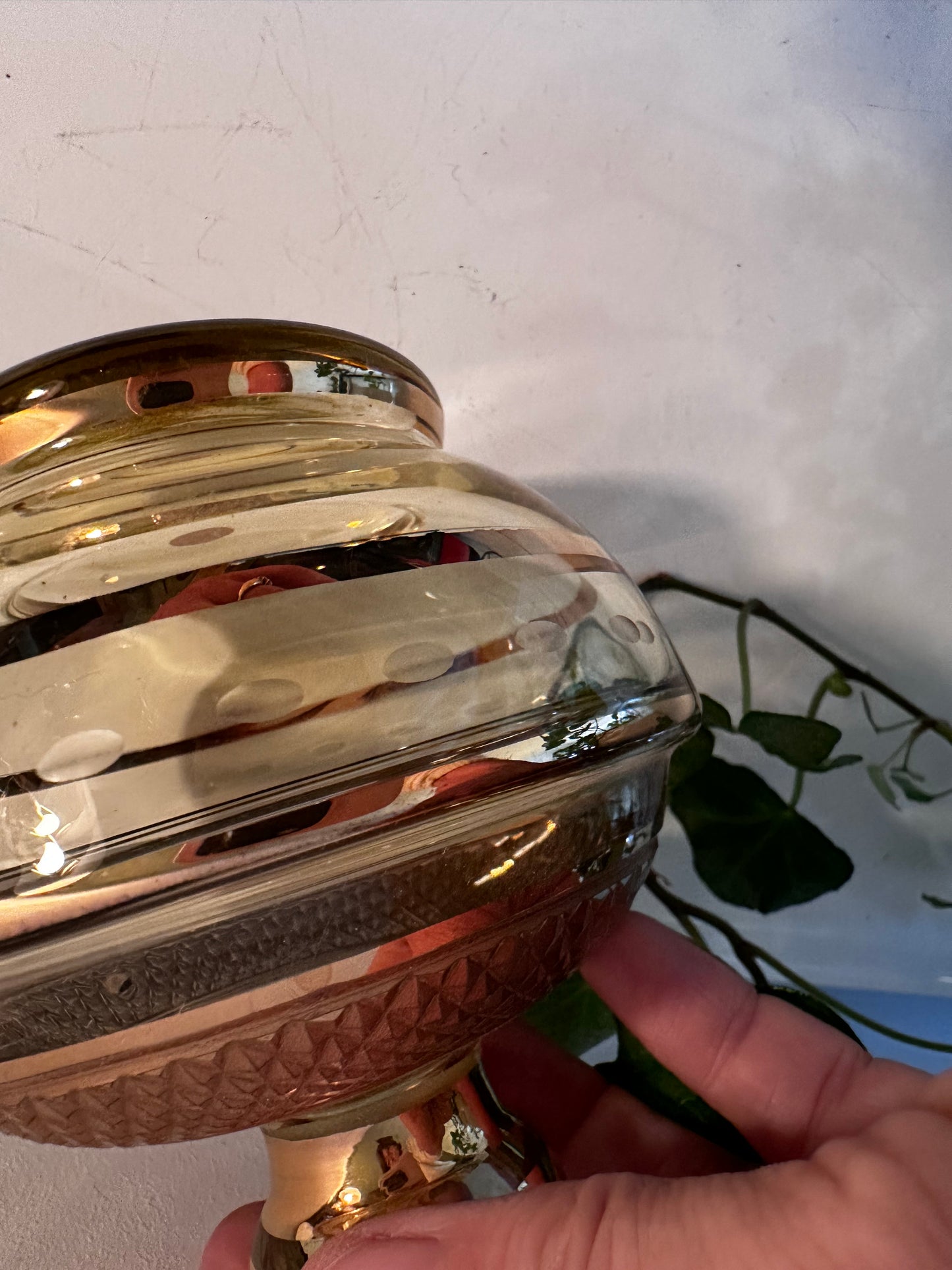 Vintage glazen vaasje met goudkleurig design