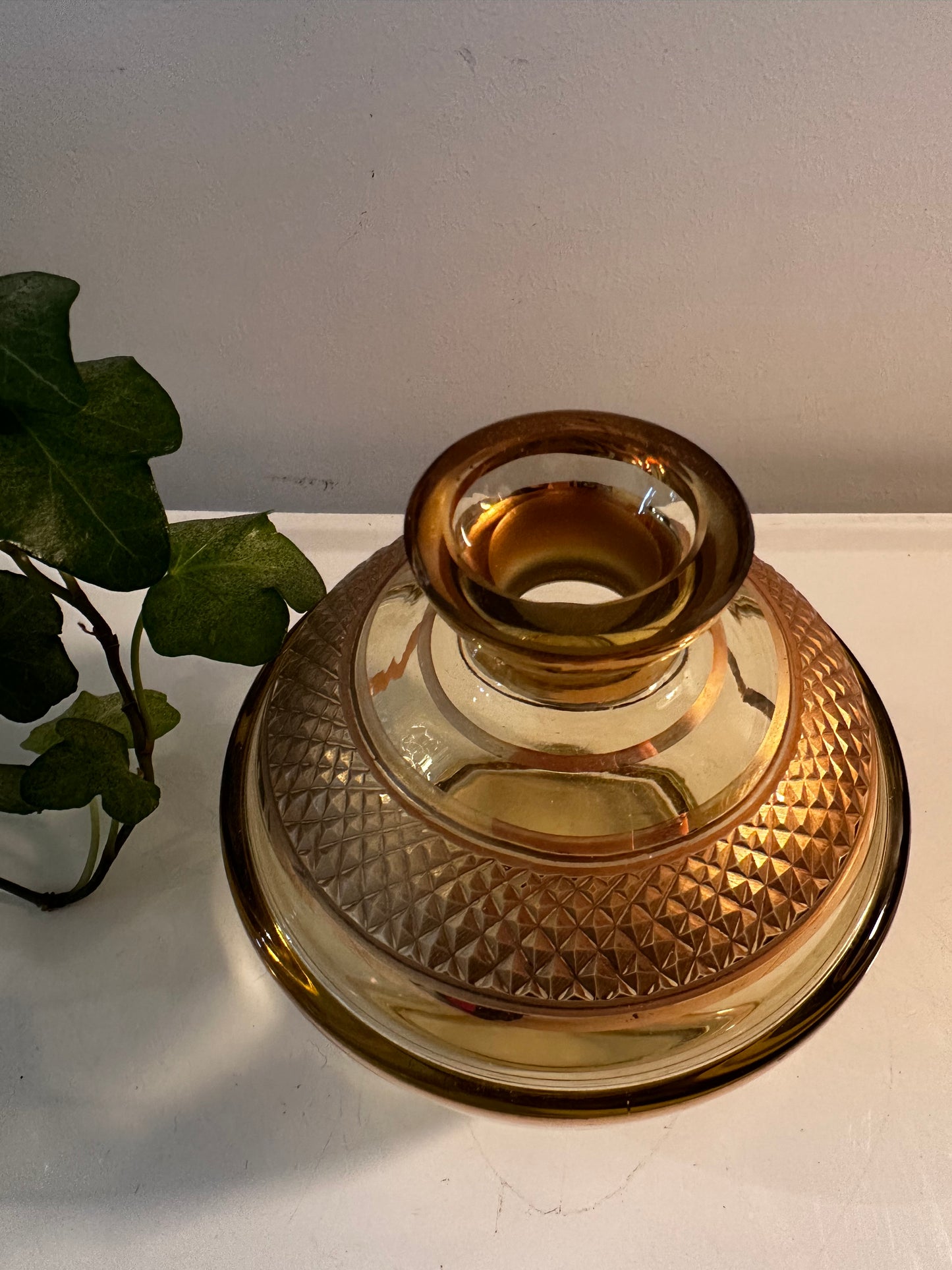 Vintage glazen vaasje met goudkleurig design