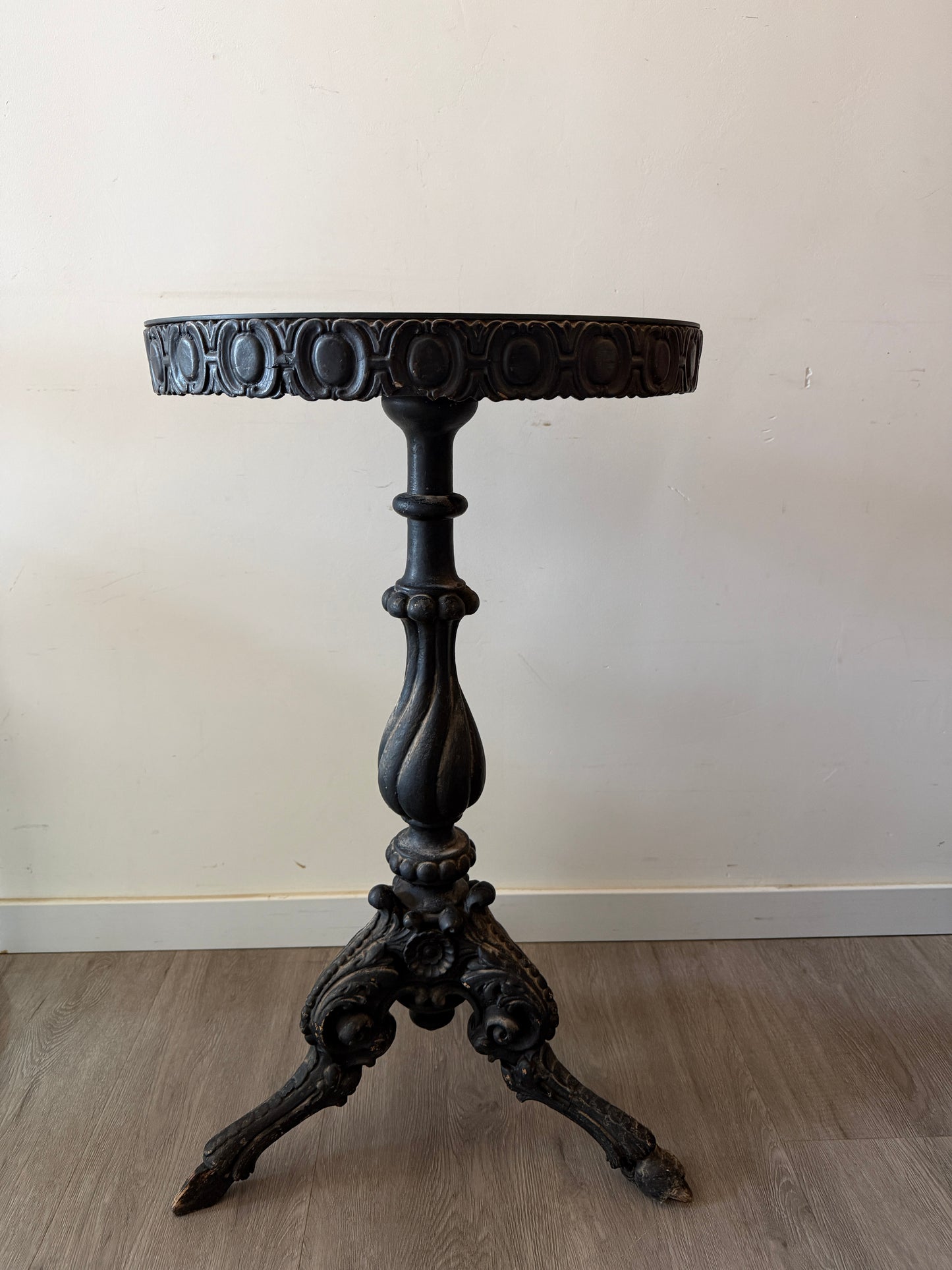 Zwart houten bijzettafeltje