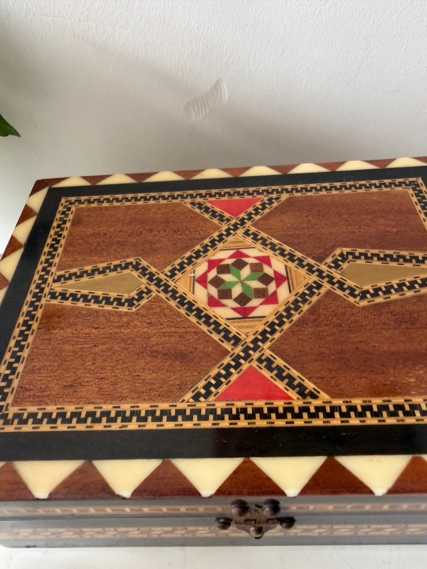 Houten bewaardoosje met ingelegd motief