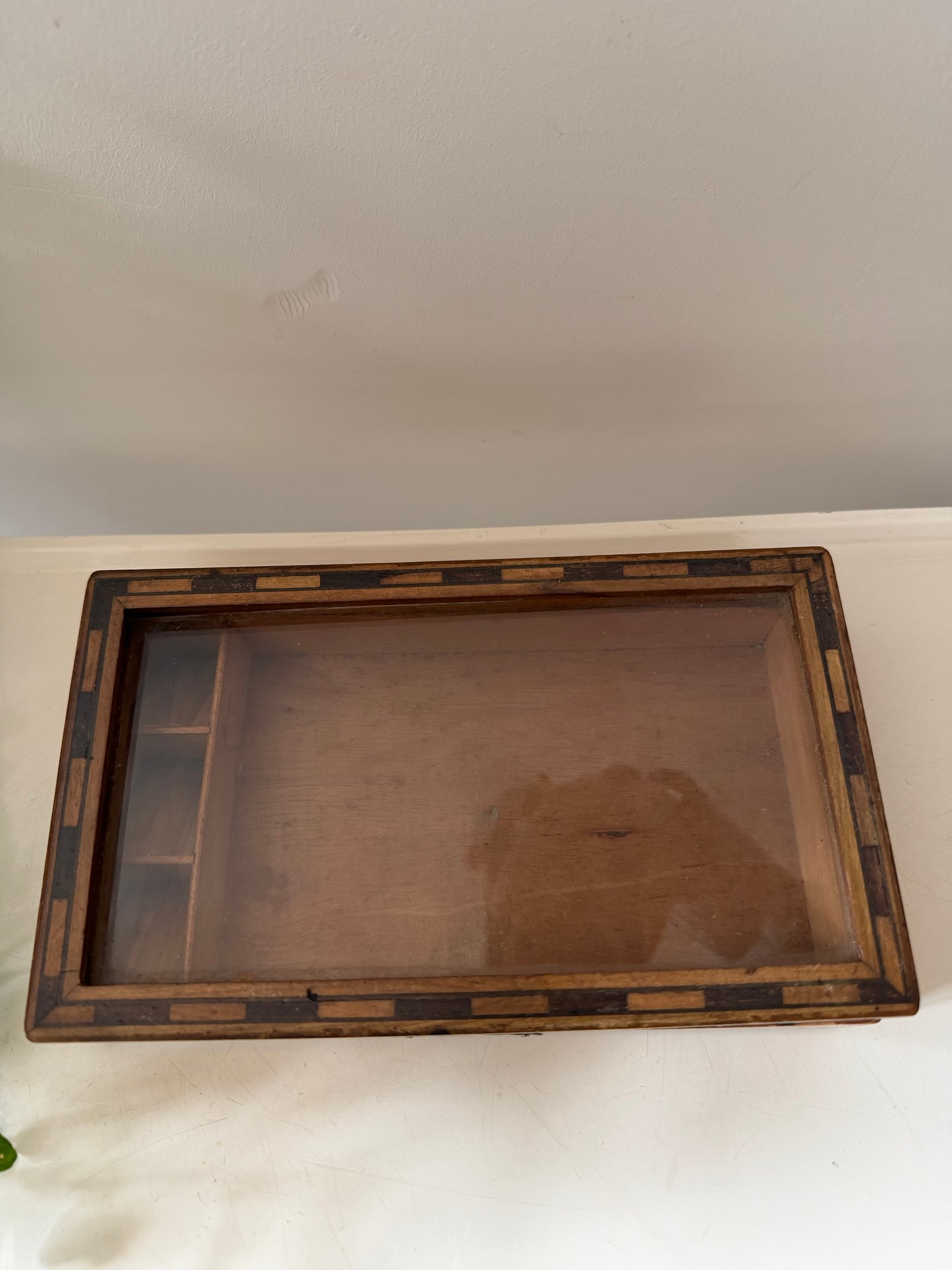 Houten bewaardoosje met glazen ruitje