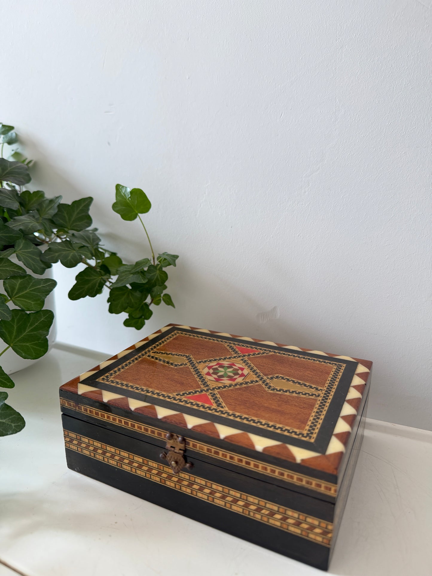Houten bewaardoosje met ingelegd motief