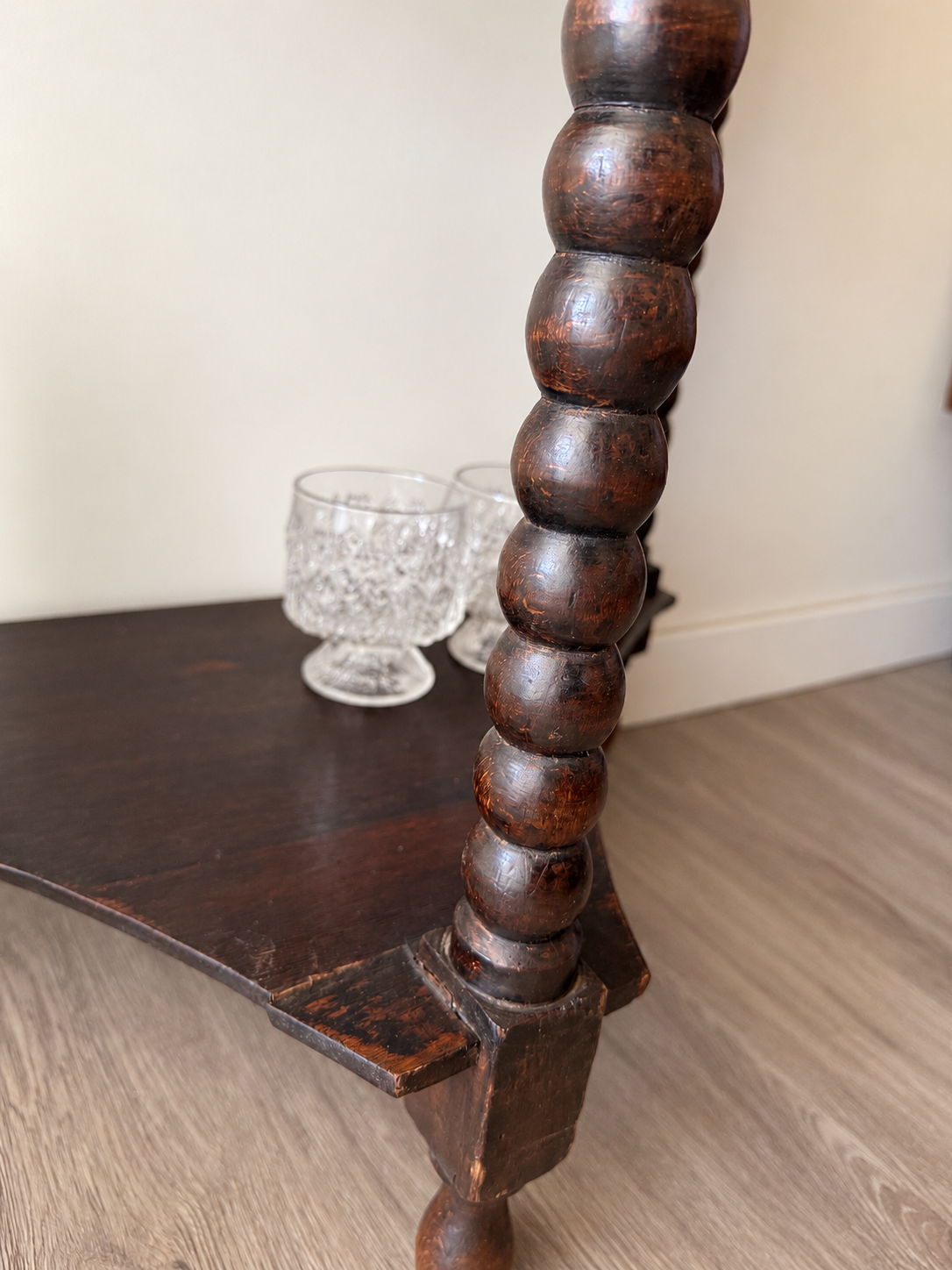 Halfronde sidetable met bolpoten