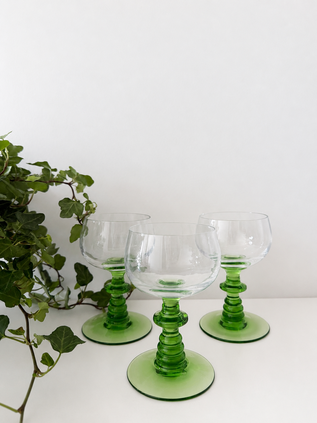 Set van 3 vintage wijnglazen op groene voet
