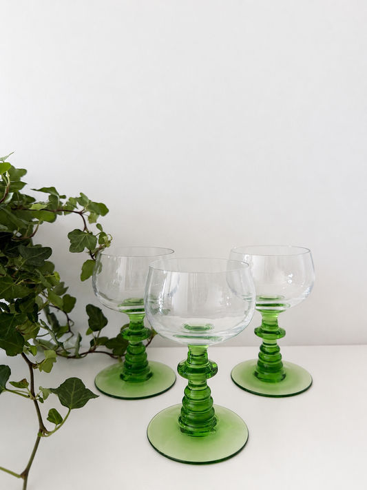 Set van 3 vintage wijnglazen op groene voet