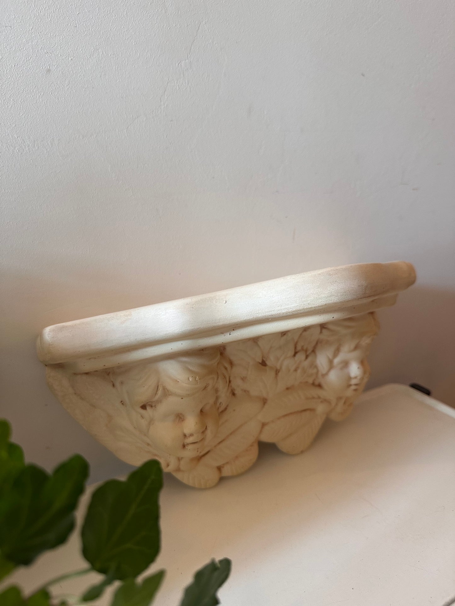 Wandconsole van gips met engelen