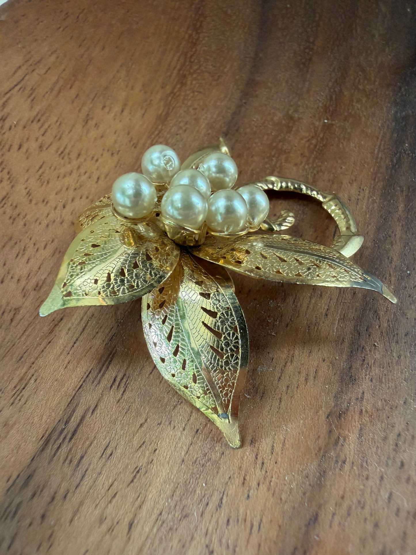 Goudkleurige broche met parels
