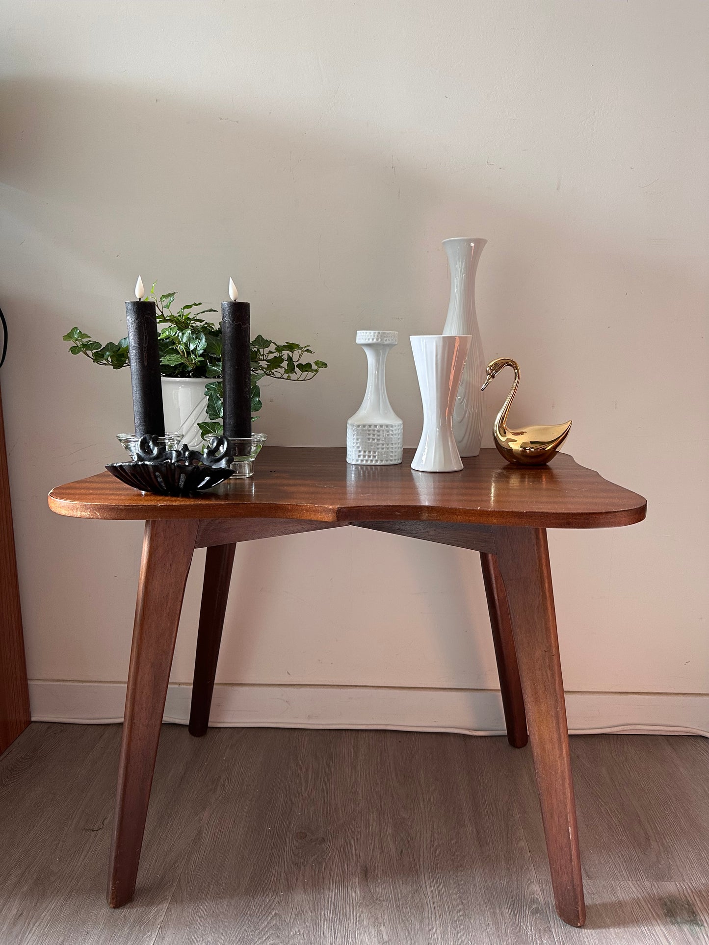 Mid Century tafeltje met golvend blad