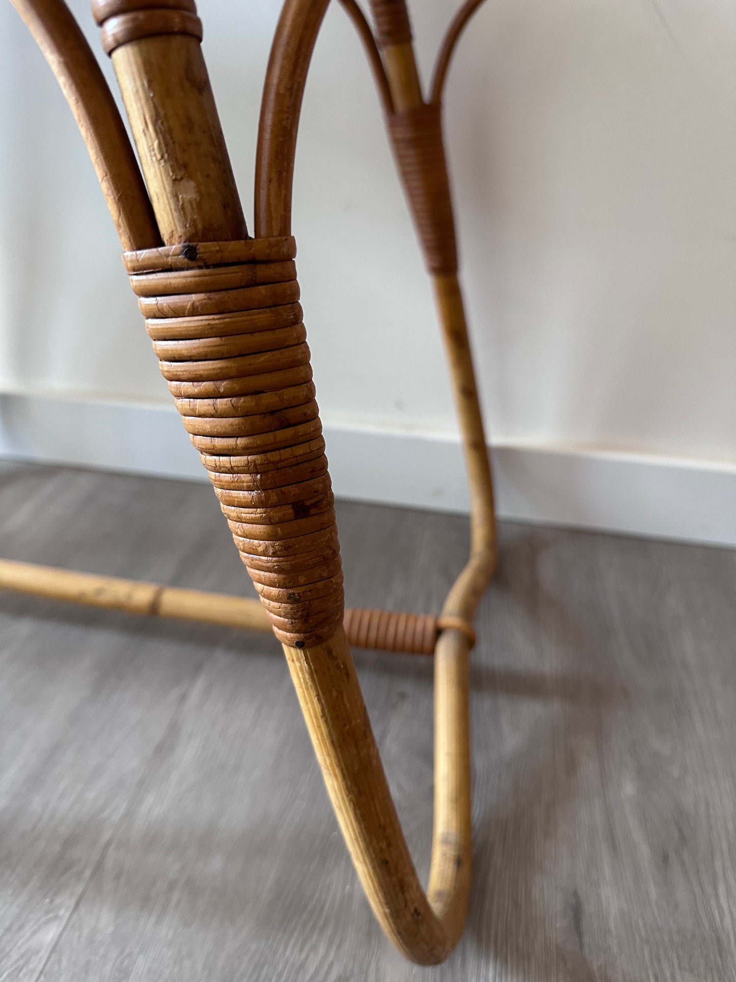 Rohe rotan bijzettafel met wolkglas