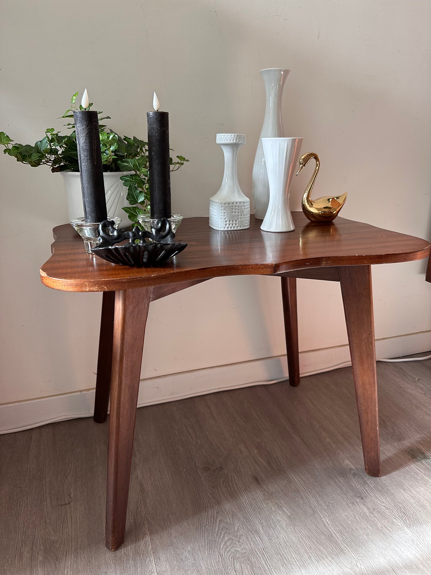 Mid Century tafeltje met golvend blad