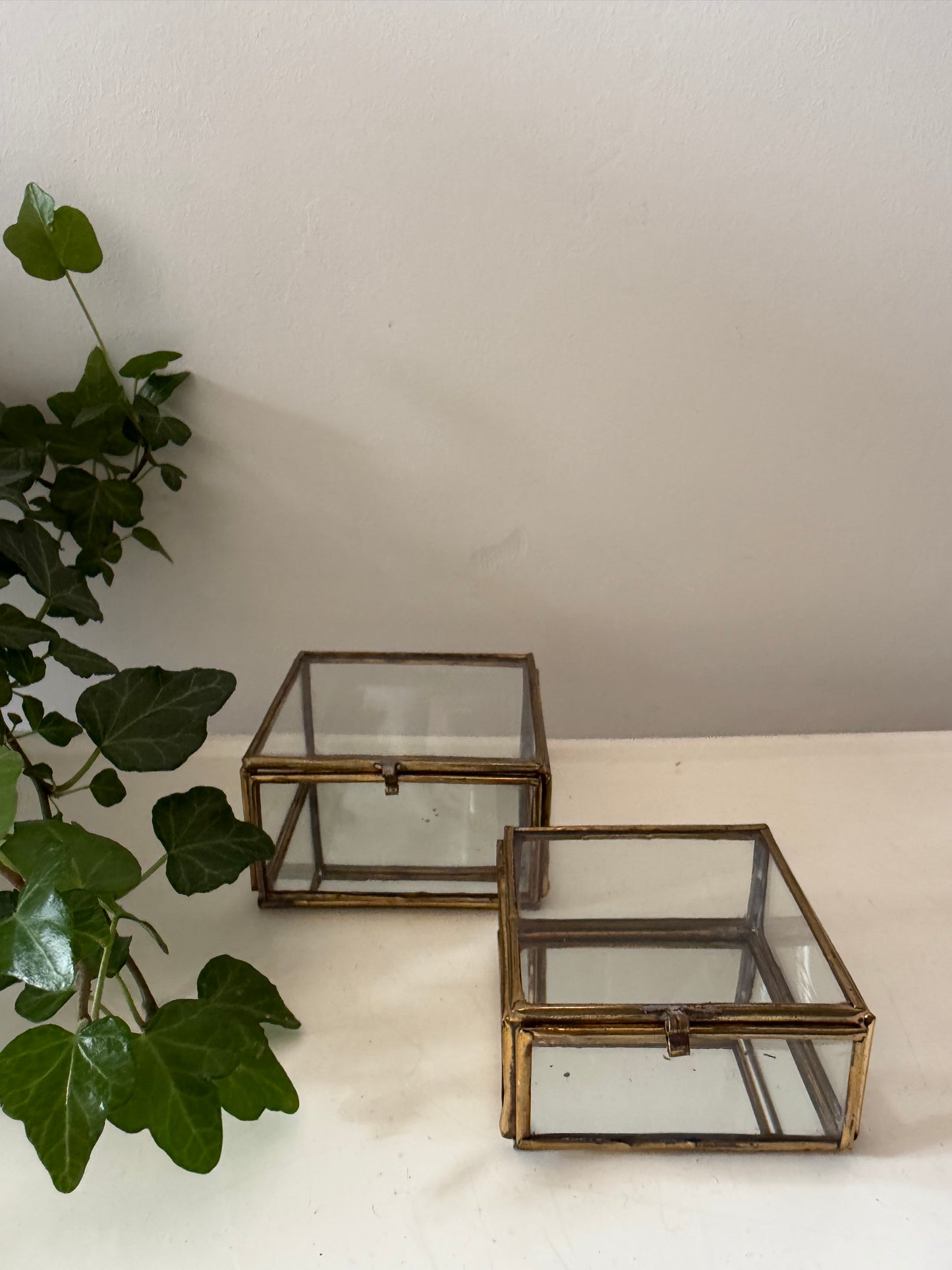 Set van 2 messing met glas bewaardoosjes