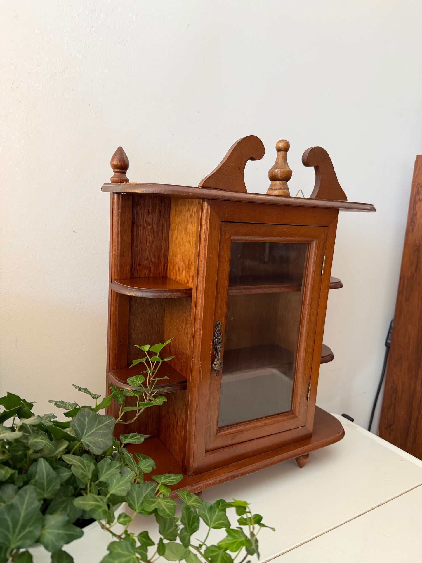 Houten wand vitrine kastje met glas