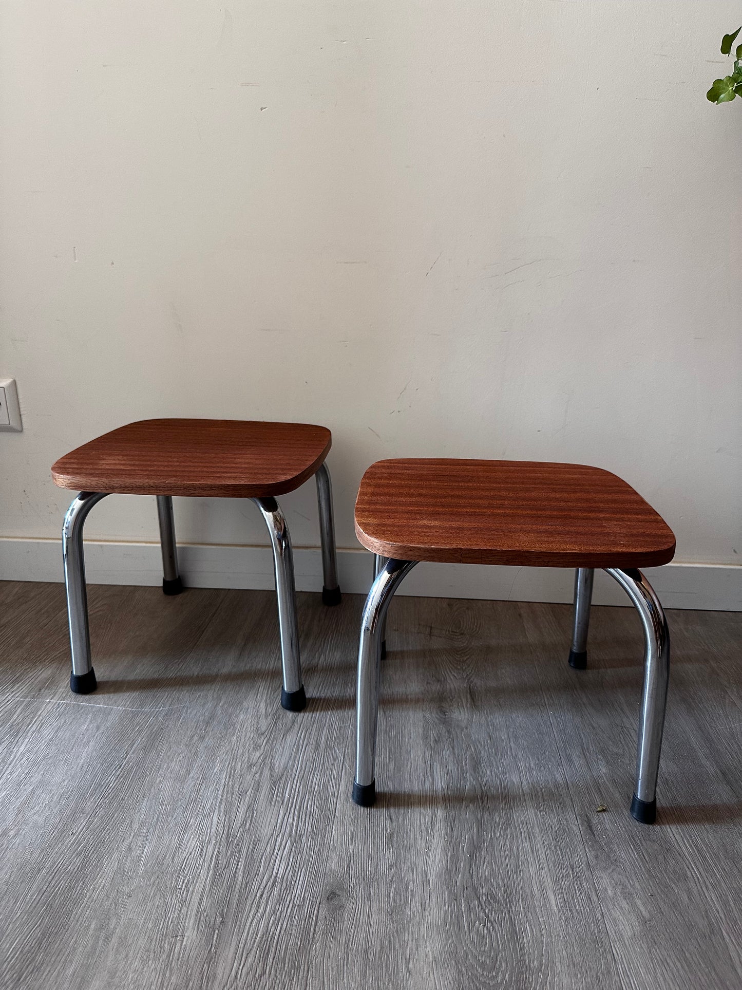 Set van twee jaren 70 bijzettafels