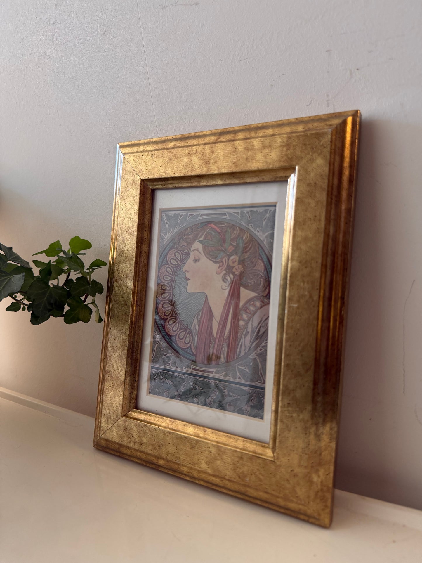 Goudkleurige lijst met art nouveau prent