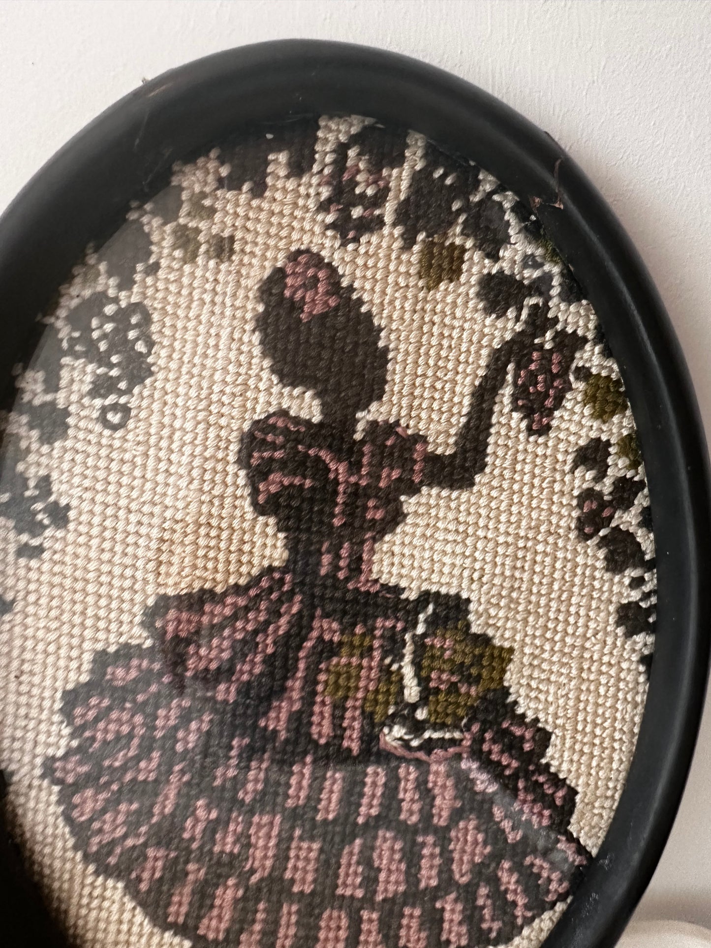 Twee vintage borduurwerkjes in lijstje