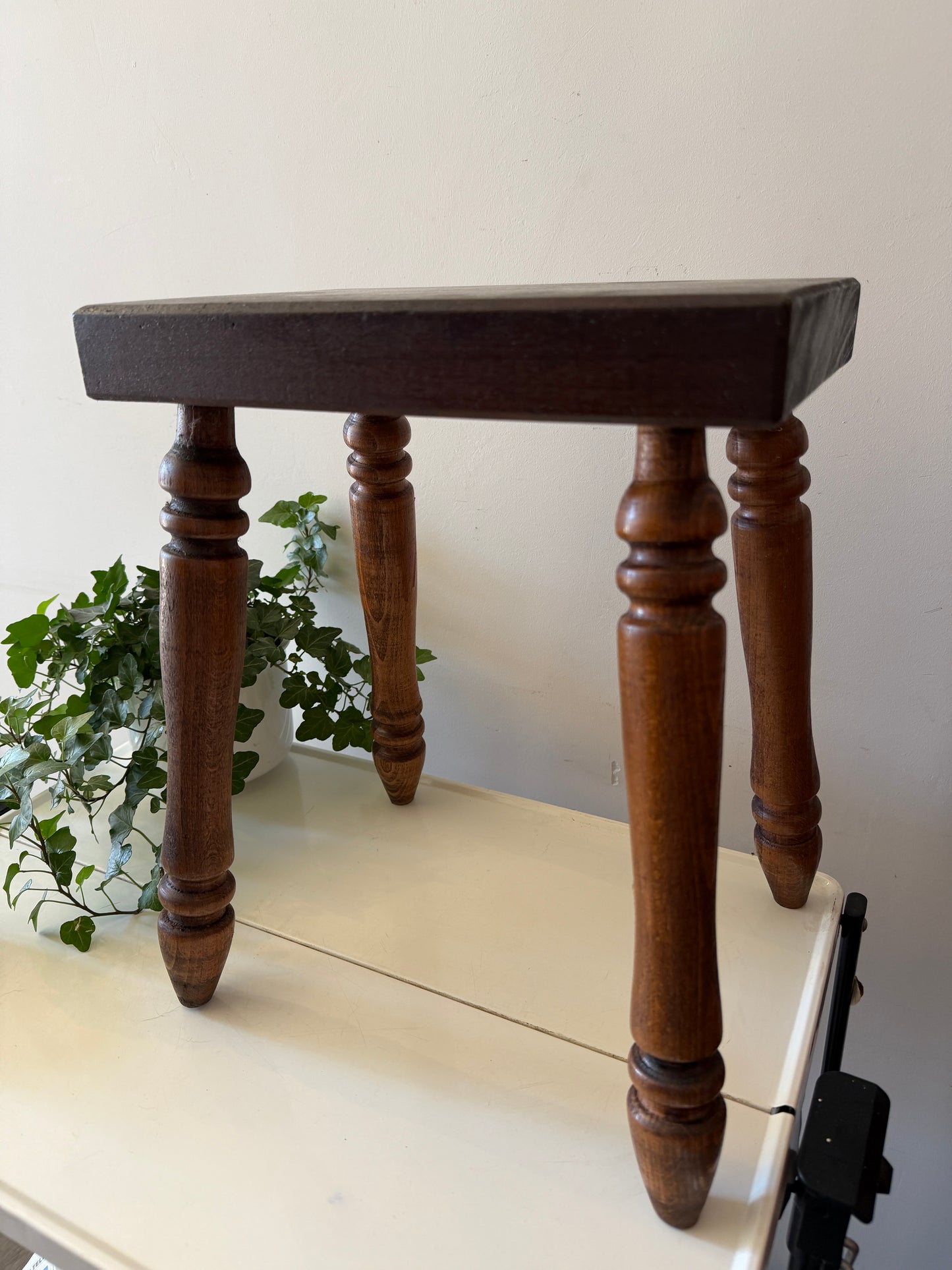 Houten bijzettafeltje/ plantentafeltje