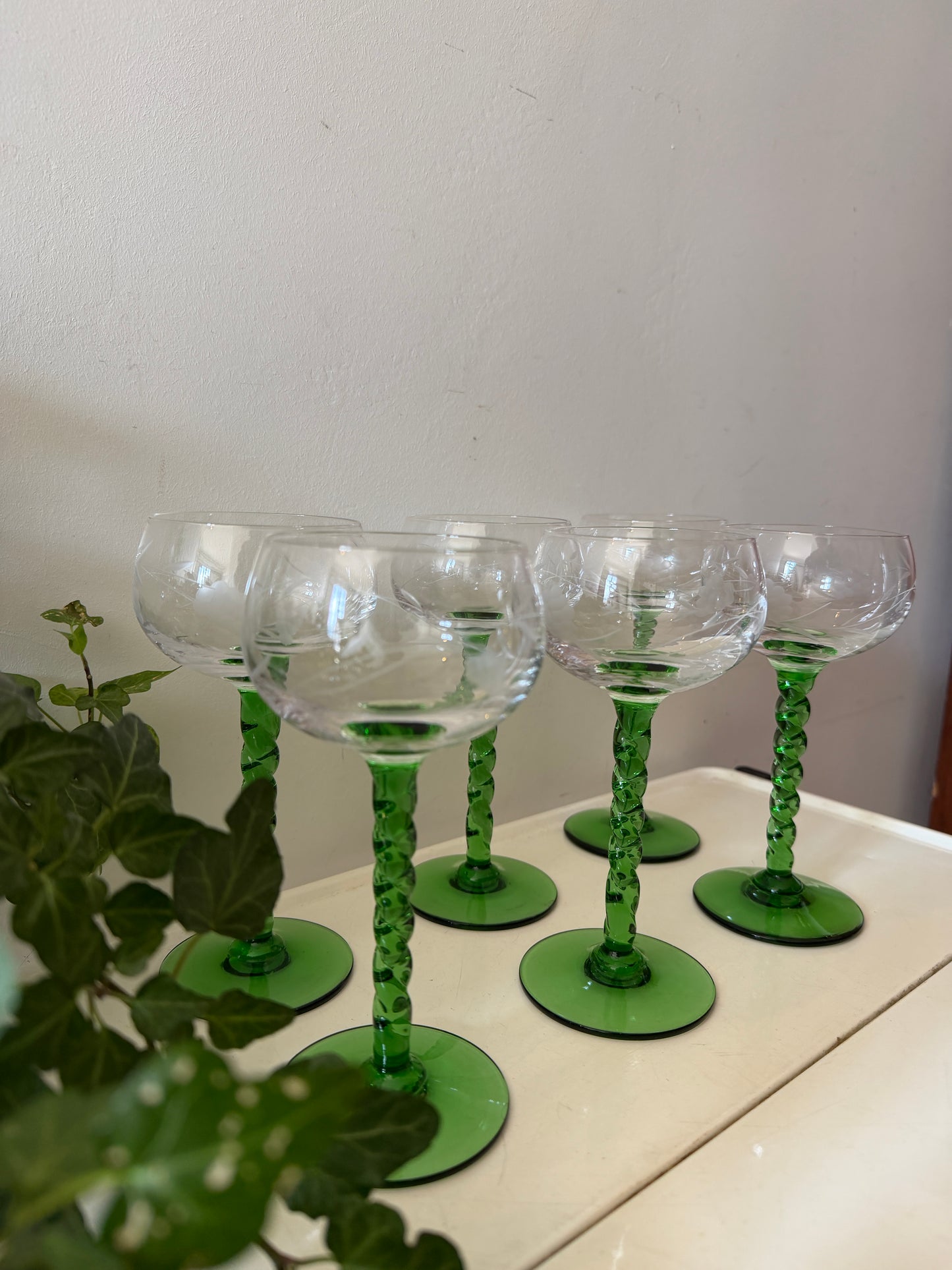 Set van 6 wijnglazen op groene voet