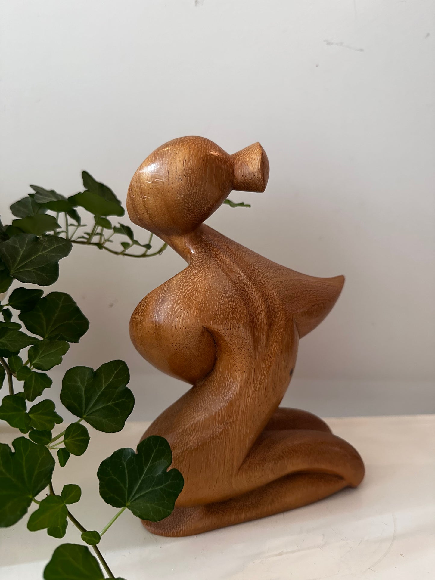 Midcentury houten beeldje moeder met kind