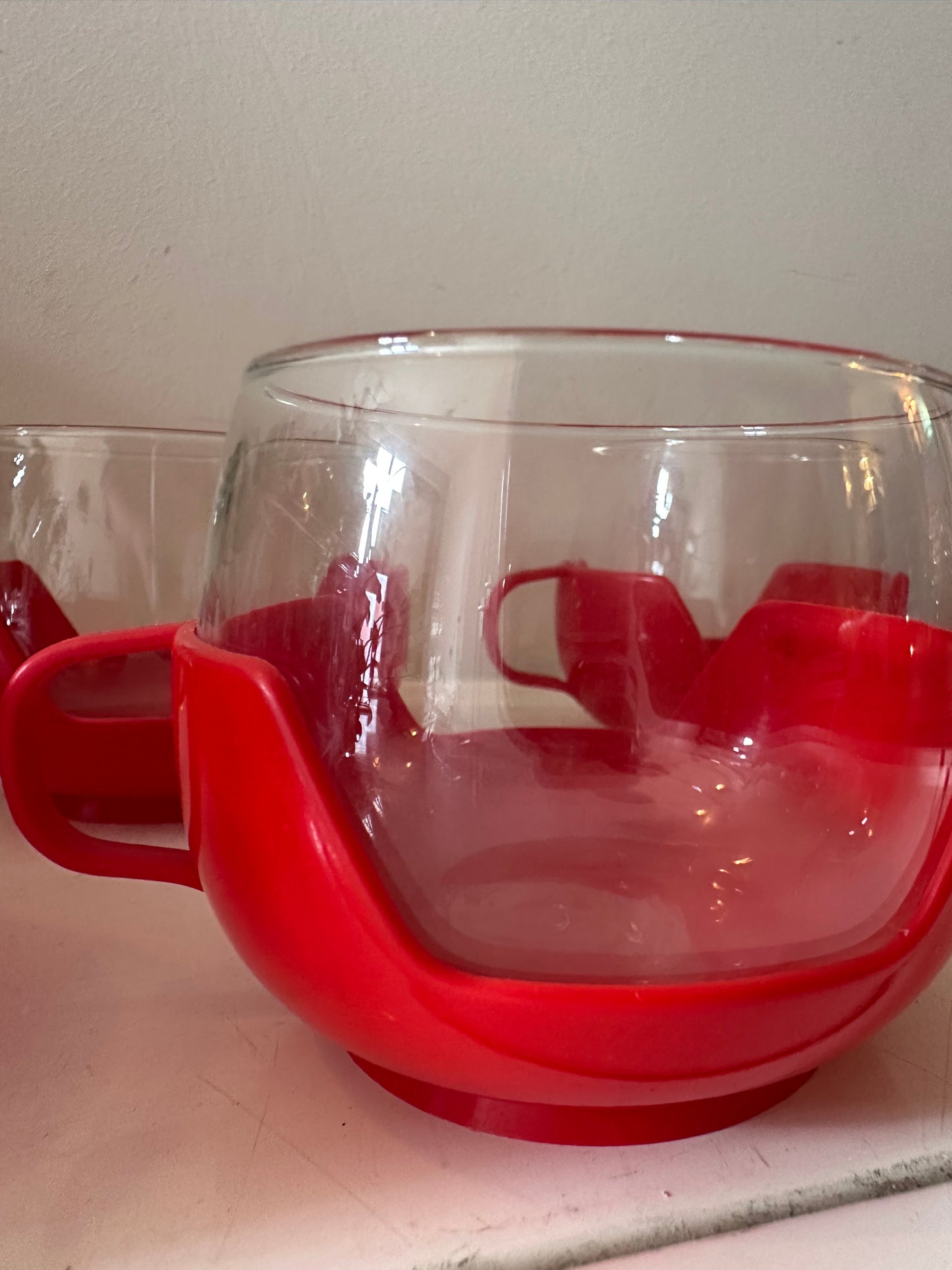 Set van 5 retro theeglazen in rode houder